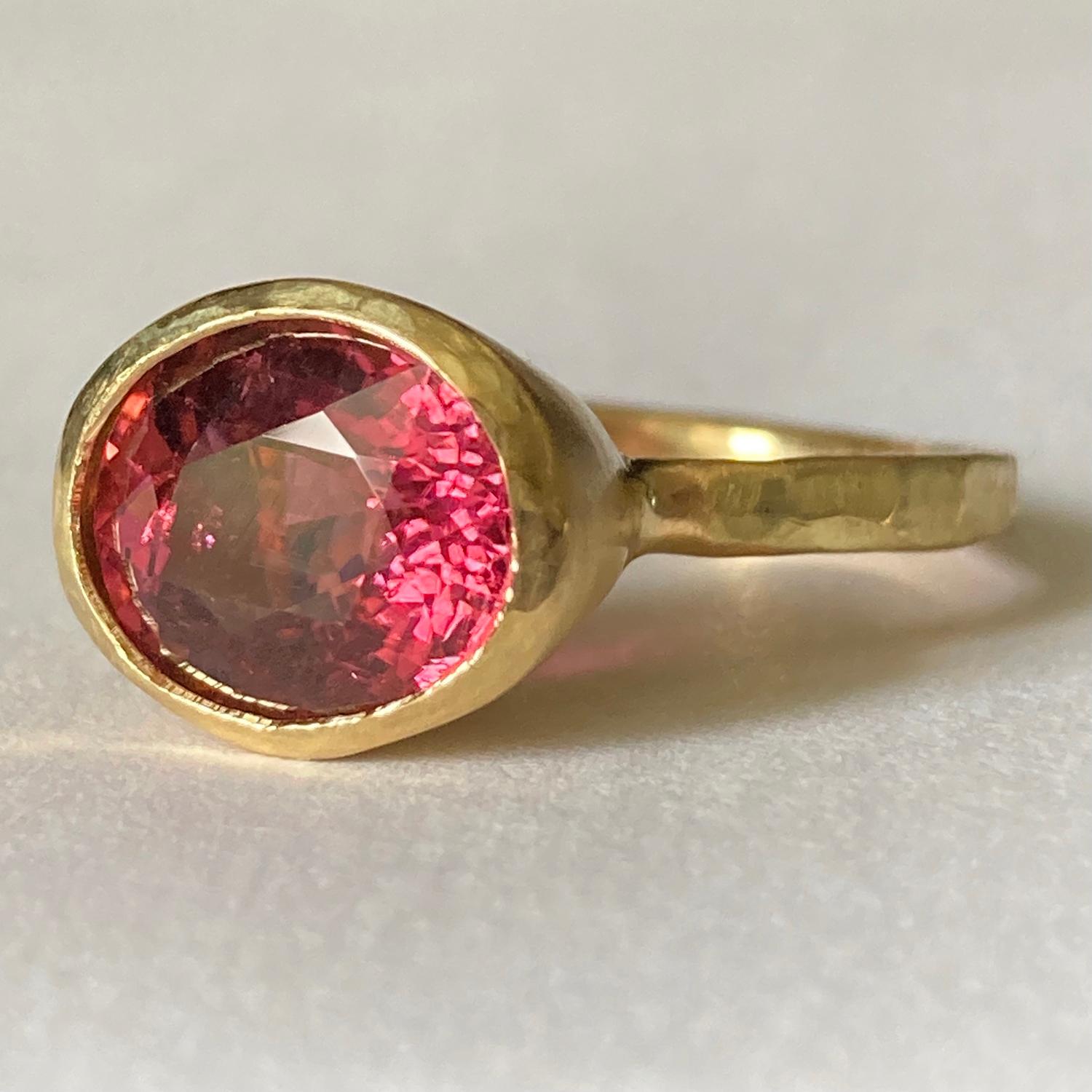 Women's or Men's 18 Karat Gold 3.76 Carat Oval Pink Tourmaline Ring For Sale