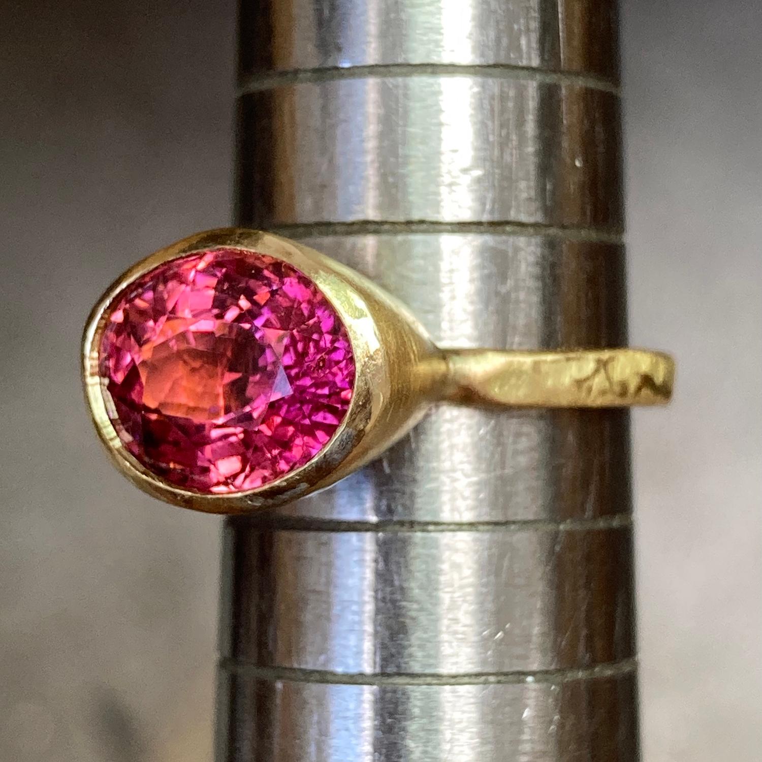 18 Karat Gold 3.76 Carat Oval Pink Tourmaline Ring For Sale 2
