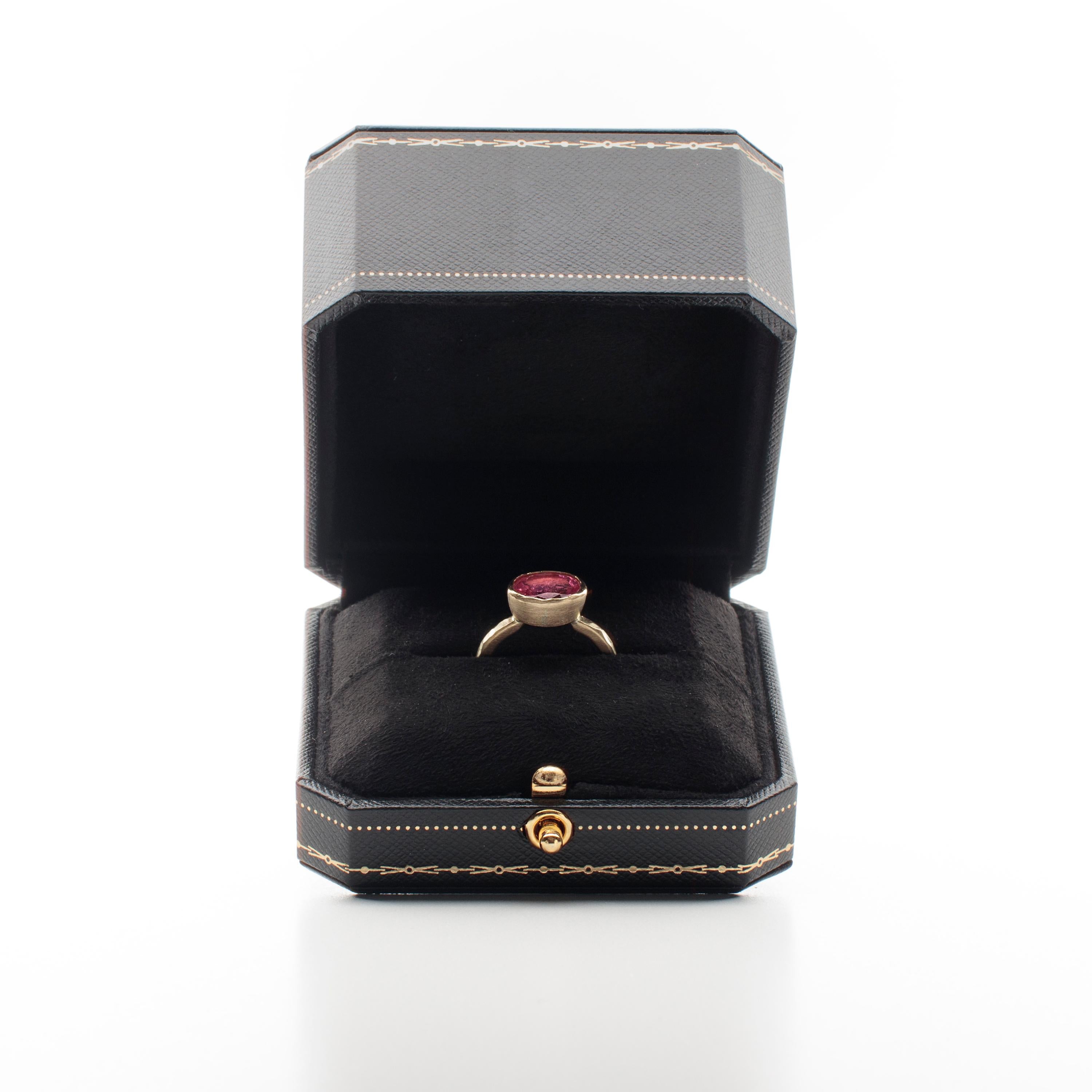 18 Karat Gold 3.76 Carat Oval Pink Tourmaline Ring For Sale 2