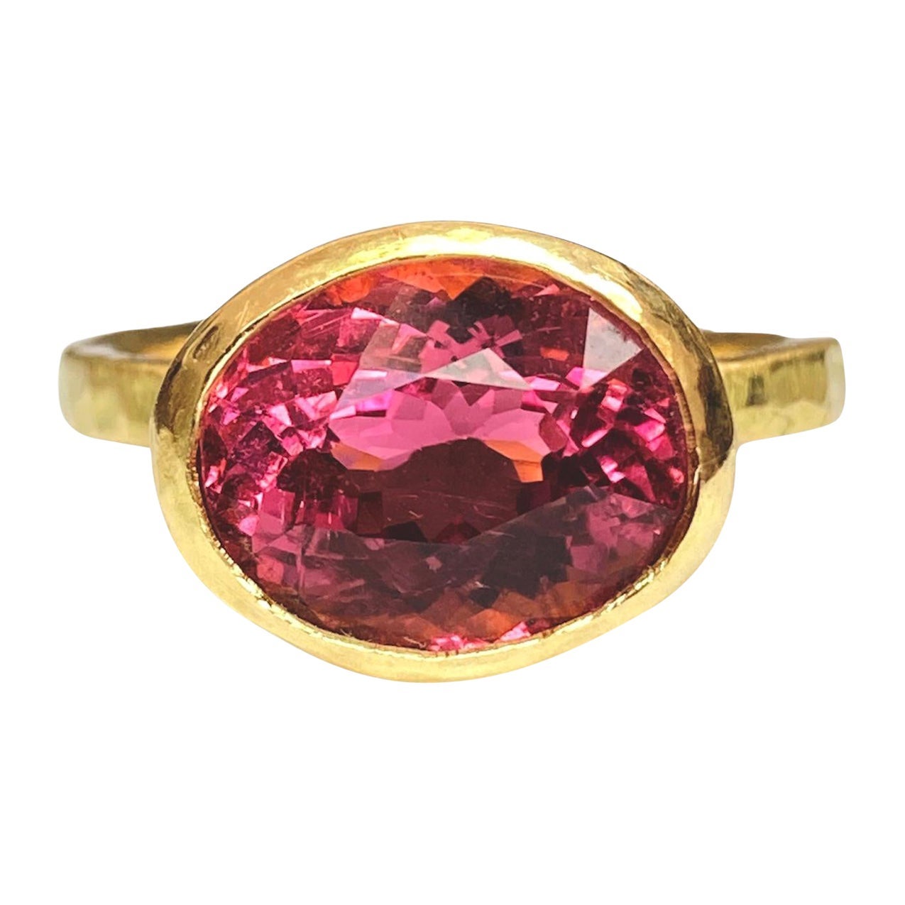 Ring aus 18 Karat Gold mit 3,76 Karat ovalem rosa Turmalin im Angebot