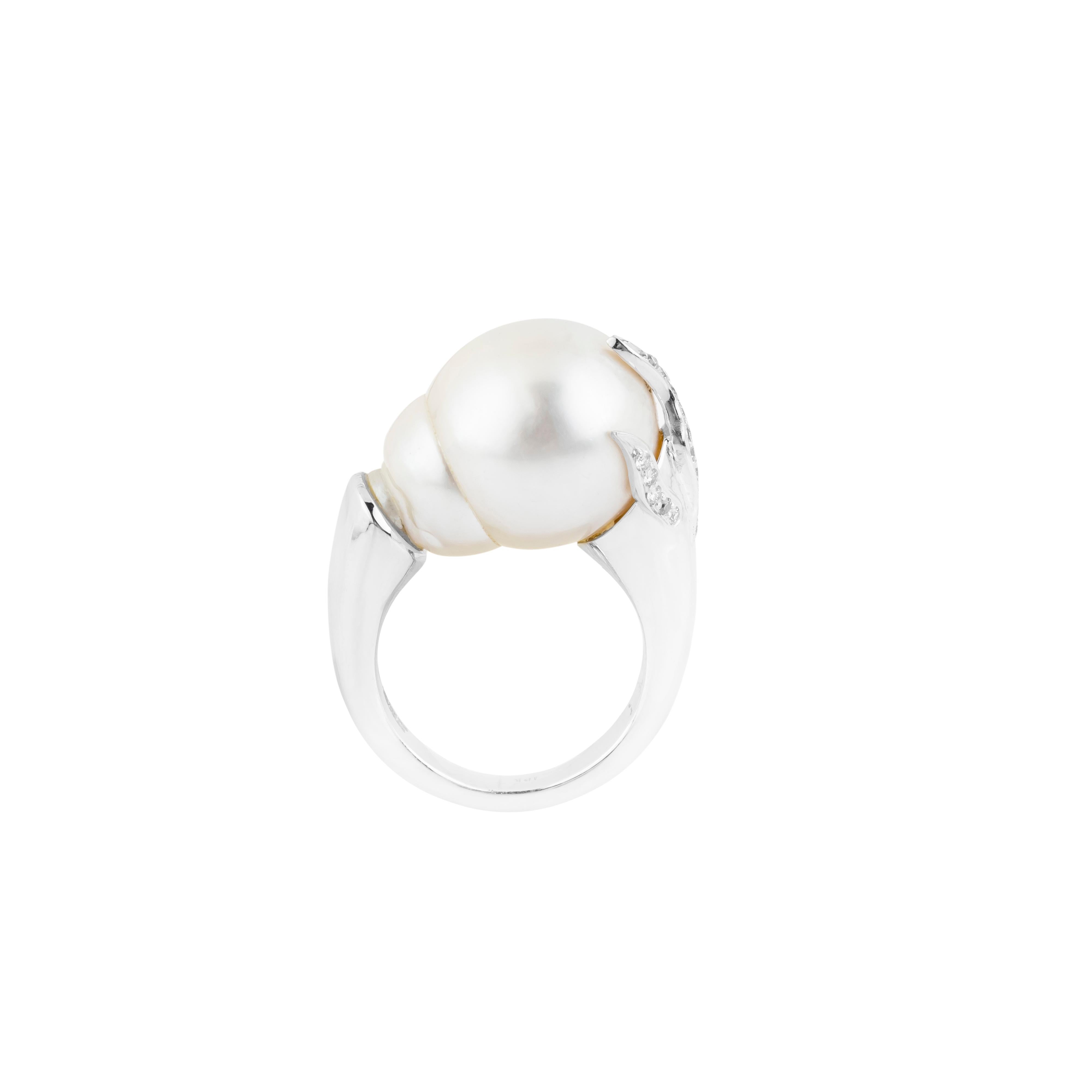 18 Karat Gold 38.78 Carats Pearl and Diamond Cocktail Ring In New Condition For Sale In Jaipur, IN