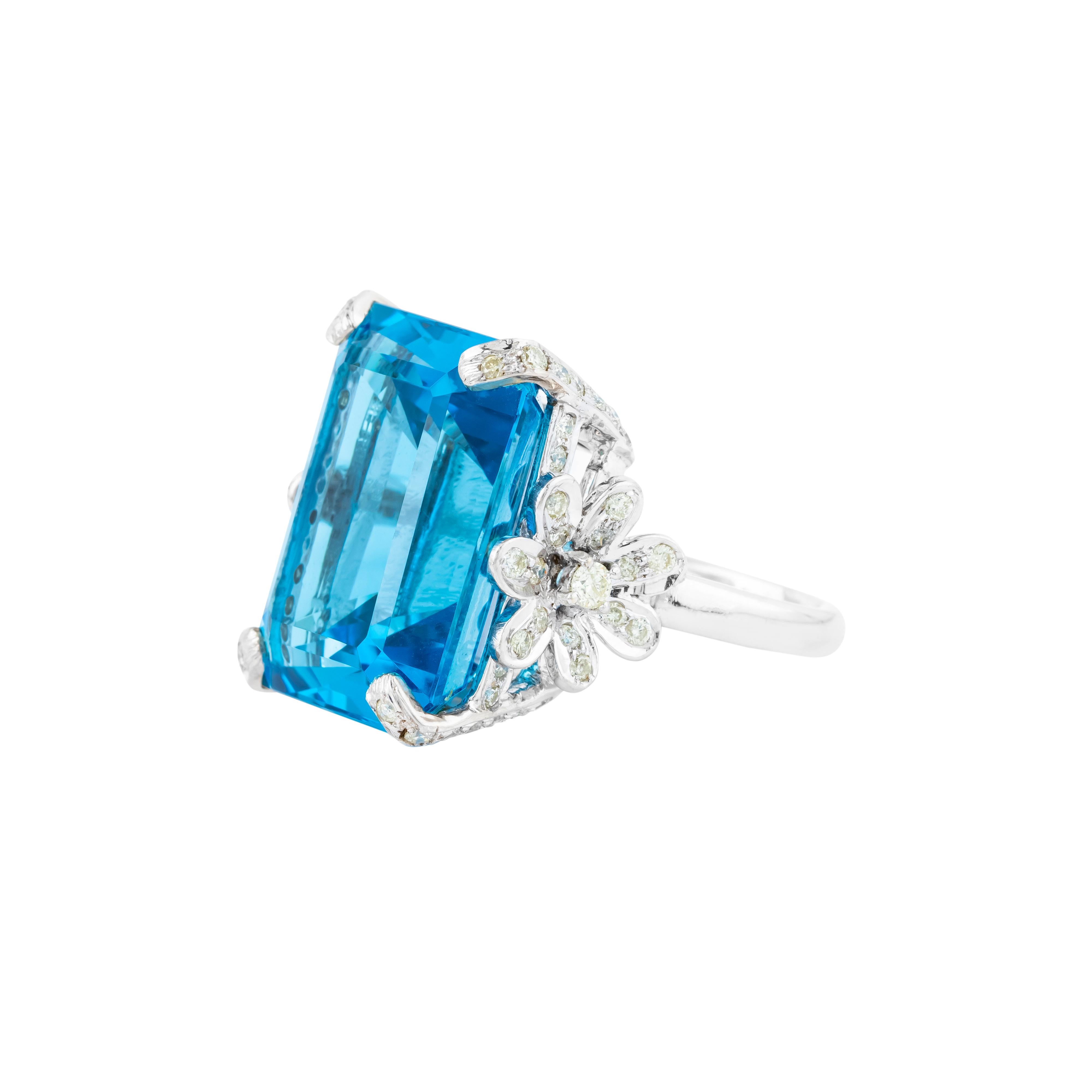18 Karat Gold 40.25 Carat Blue Topaz and Diamond Cocktail Ring In New Condition For Sale In Jaipur, IN