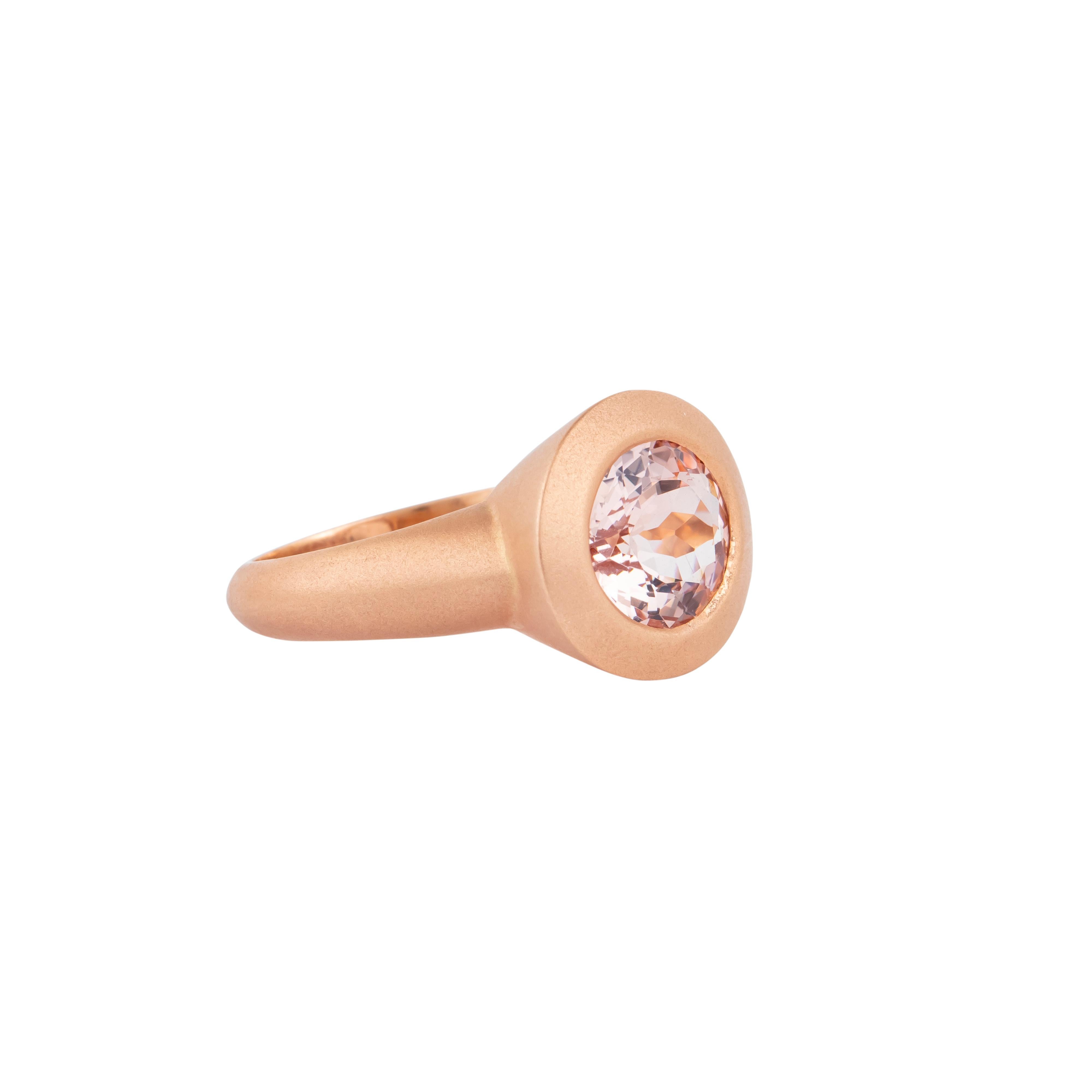 The 4.06-carat morganite cocktail ring captivates with its intricate craftsmanship and refined elegance. The centerpiece, a brilliant morganite gemstone, radiates with a sophisticated glow, its expertly faceted surface capturing and reflecting light