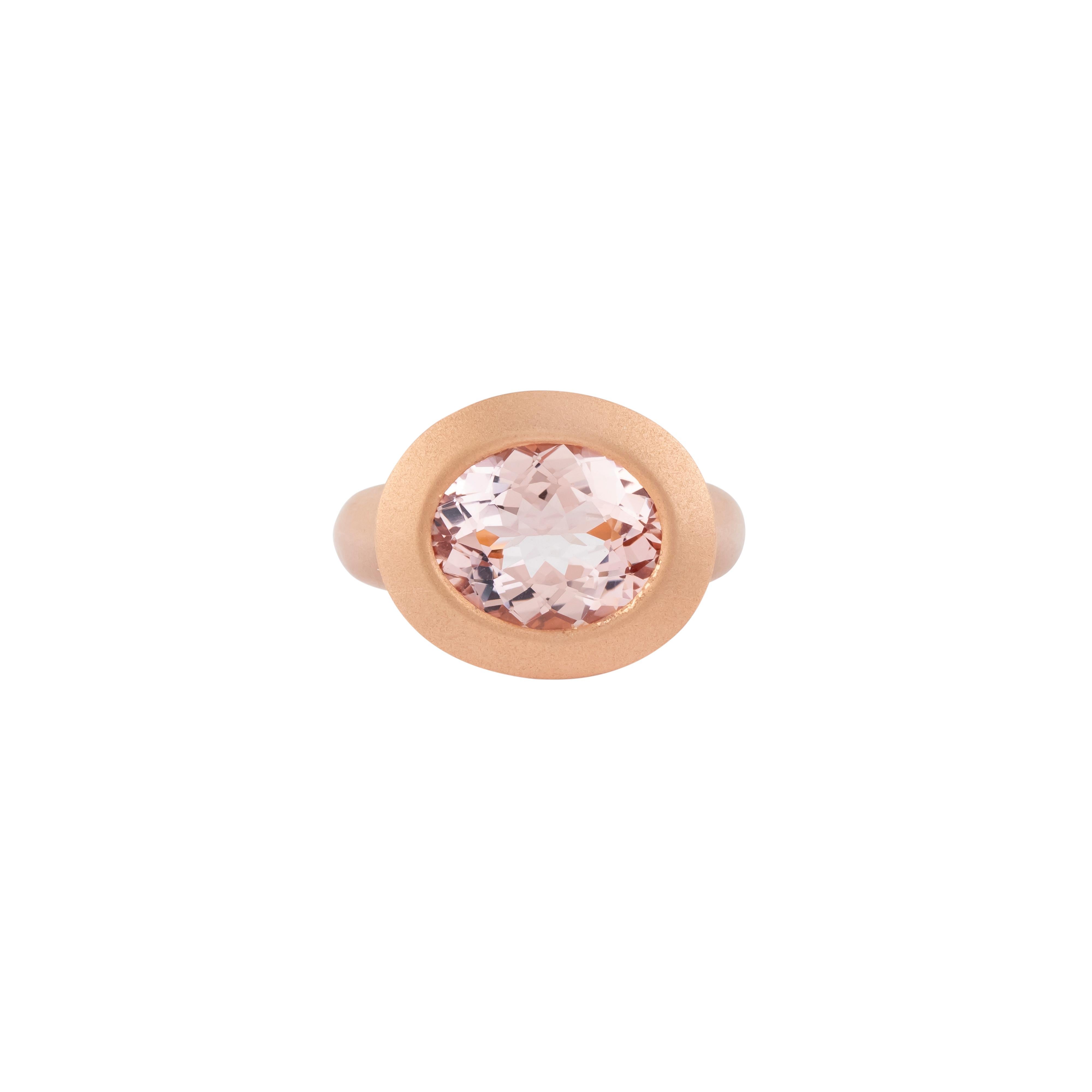 Modern 18 Karat Gold 4.06 Carat Morganite Cocktail Ring For Sale