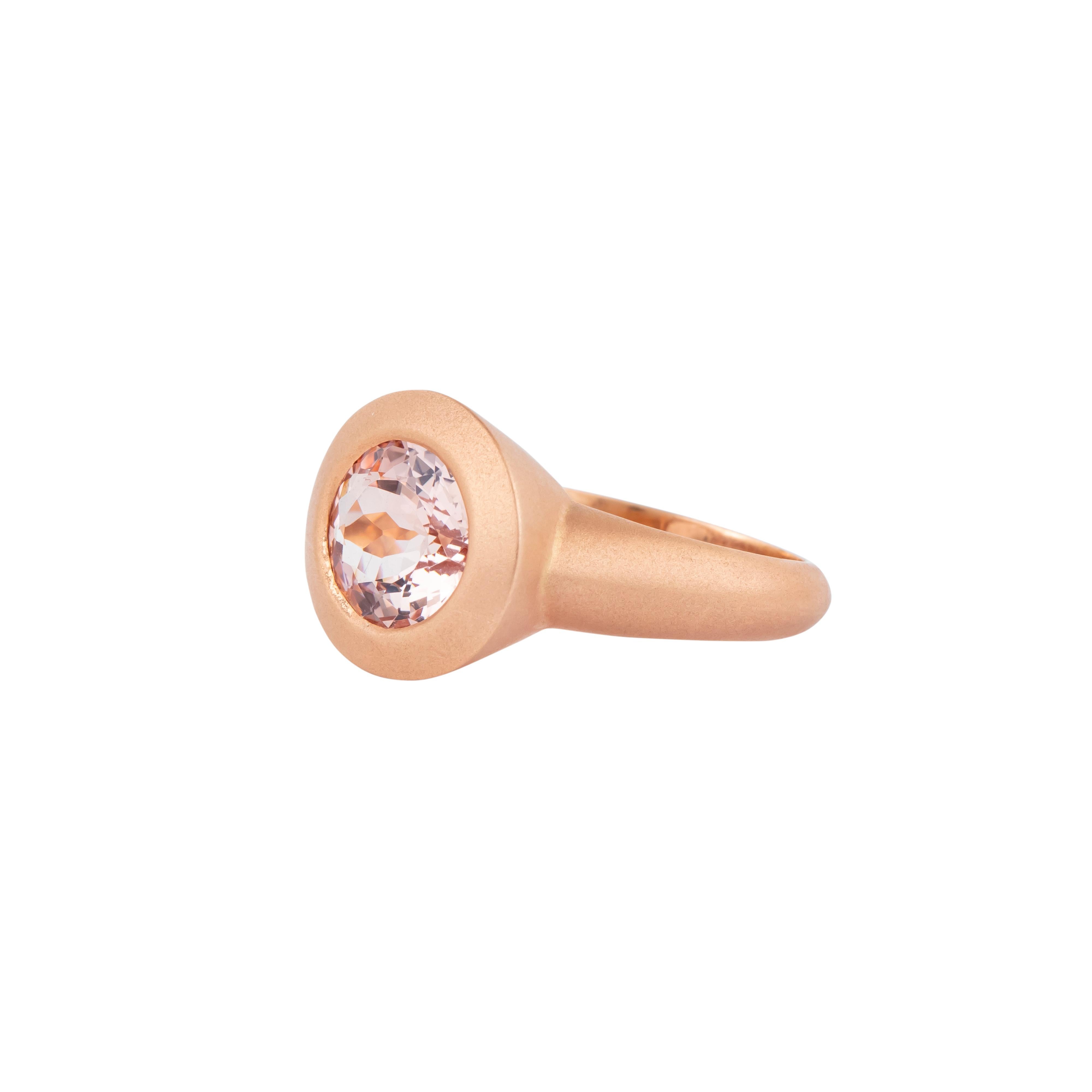 Brilliant Cut 18 Karat Gold 4.06 Carat Morganite Cocktail Ring For Sale
