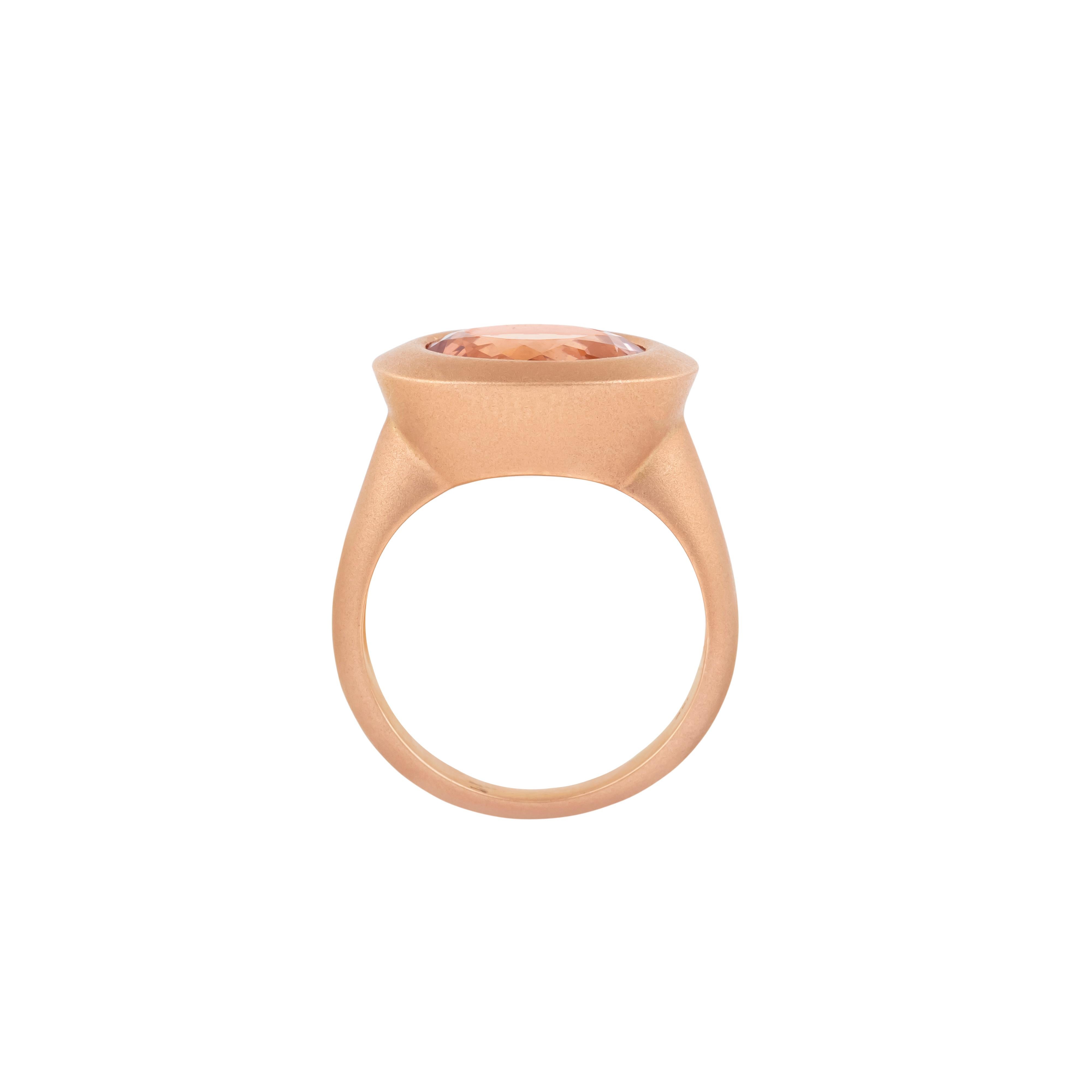 18 Karat Gold 4.06 Carat Morganite Cocktail Ring In New Condition For Sale In Jaipur, IN