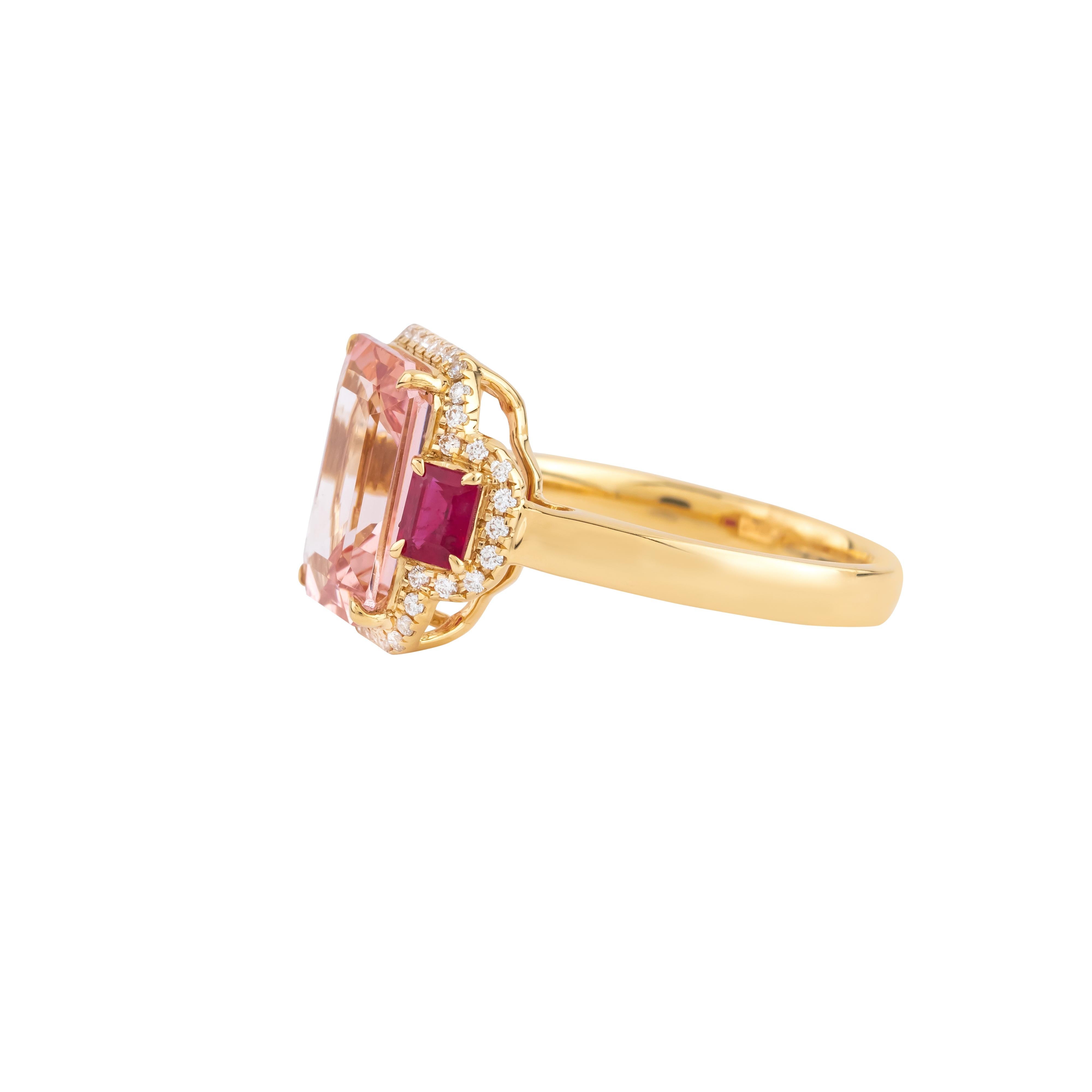 El Anillo Solitario de Diamantes, Rubí y Morganita de Oro de 18 Kilates y 4,12 Quilates es sinónimo de exquisita artesanía y elegancia atemporal. En su centro, el anillo presenta un impresionante diamante de 4,12 quilates, tallado para maximizar su