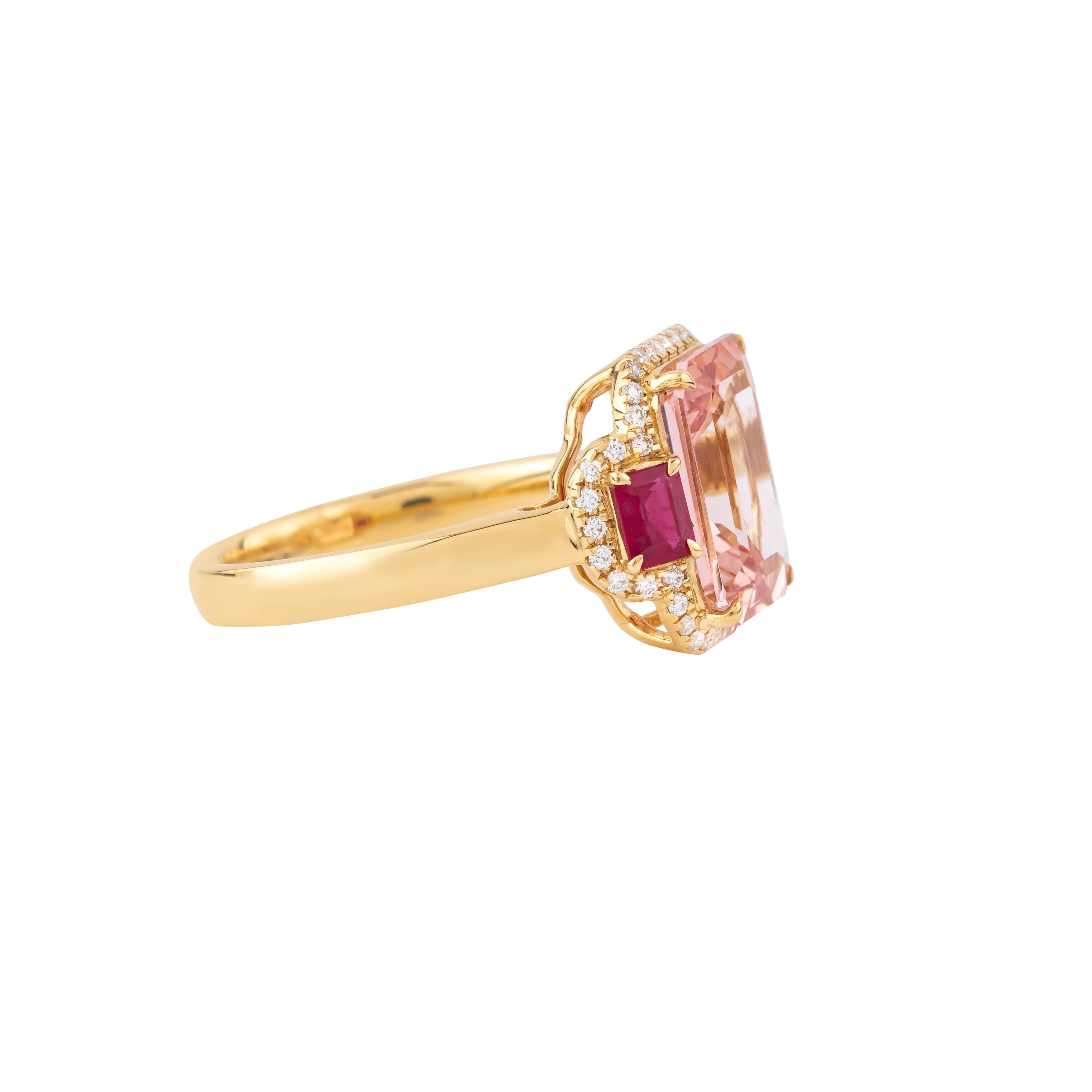 Anillo solitario de oro de 18 quilates con diamante, rubí y morganita de 4,12 quilates Moderno en venta