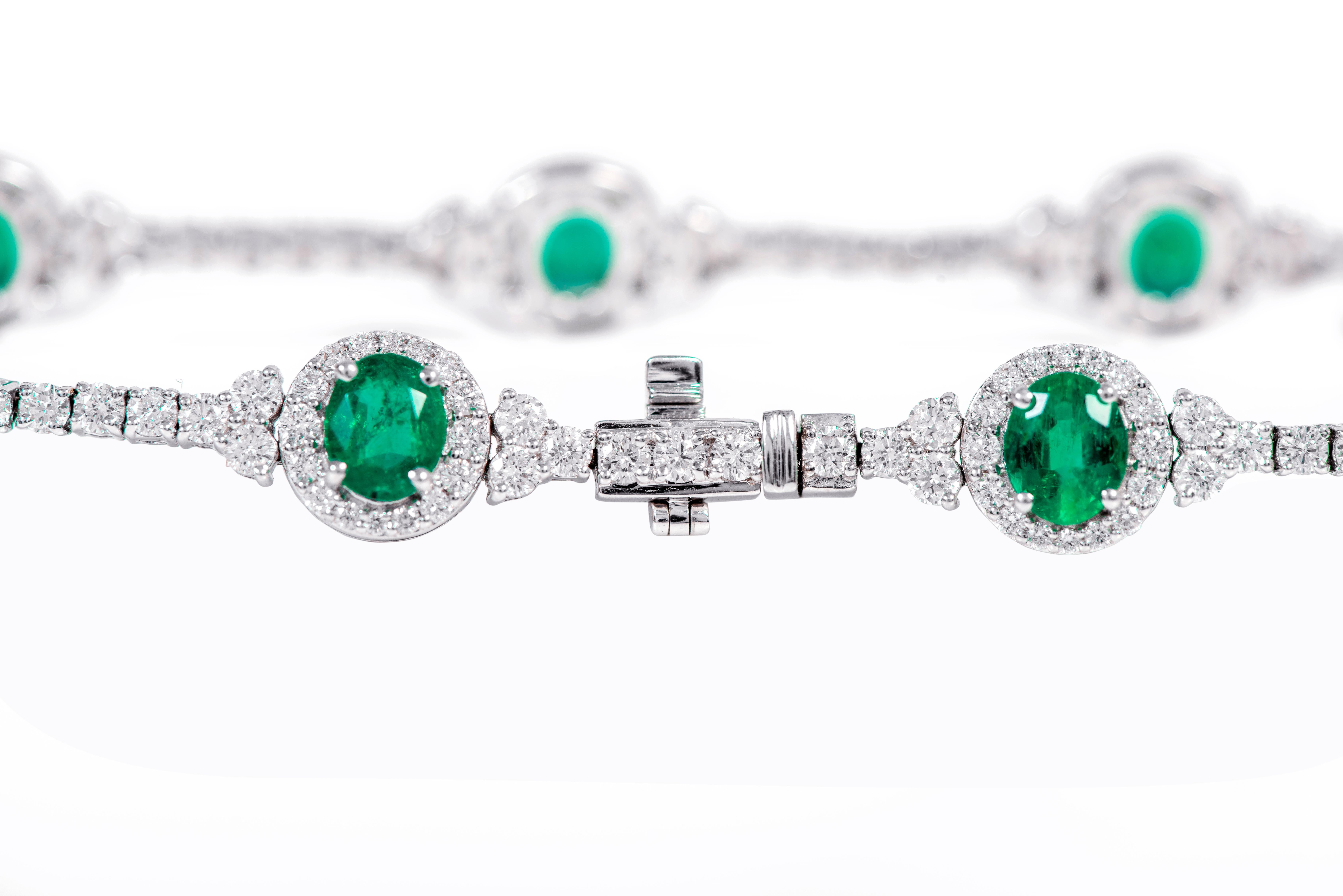 Oval Cut 18 Karat Gold 4.17 Carat Natural Emerald and Diamond Cluster Tennis Bracelet For Sale