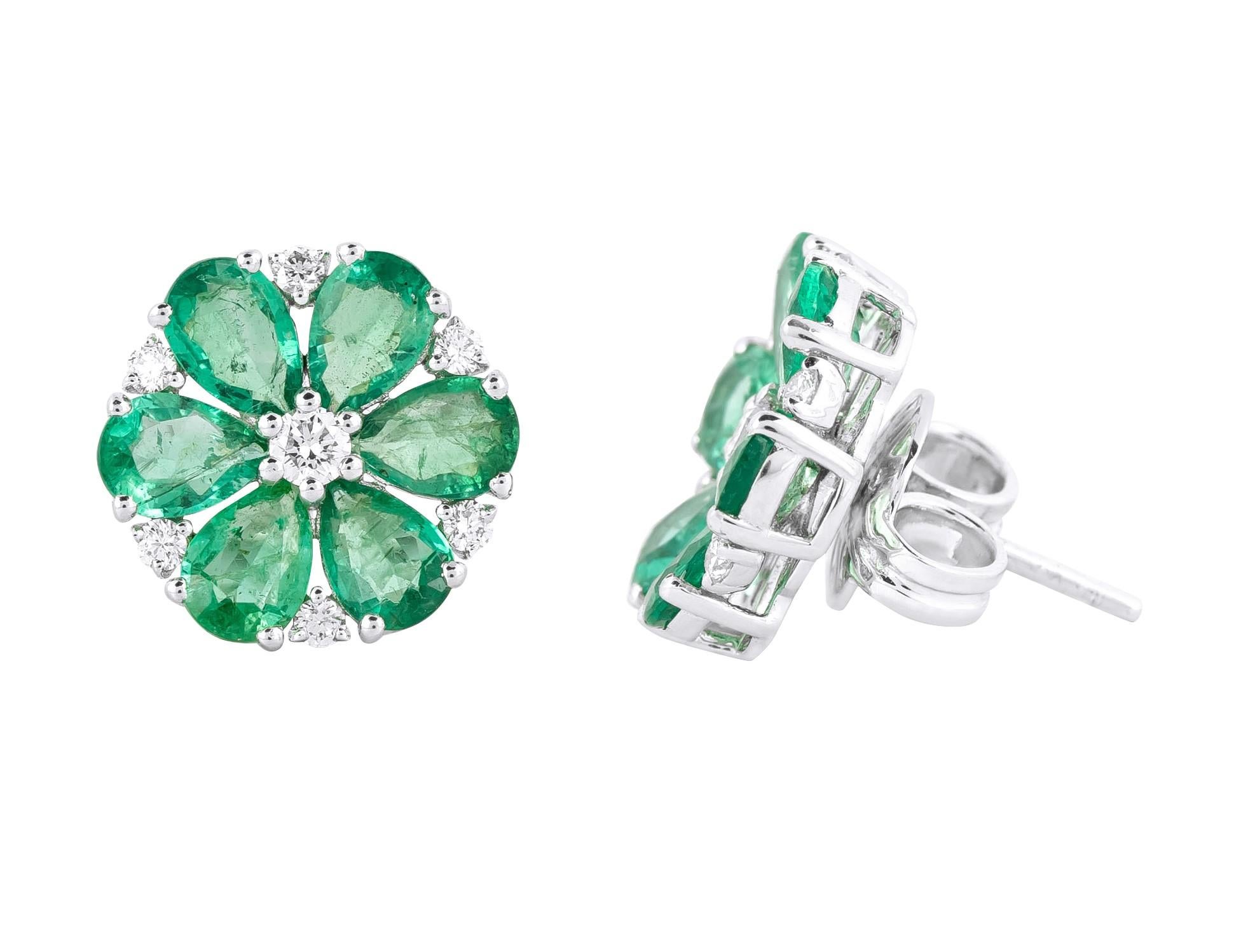 18 Karat Gold 4.19 Carat Diamond and Emerald Flower Stud Earrings In New Condition For Sale In Jaipur, IN