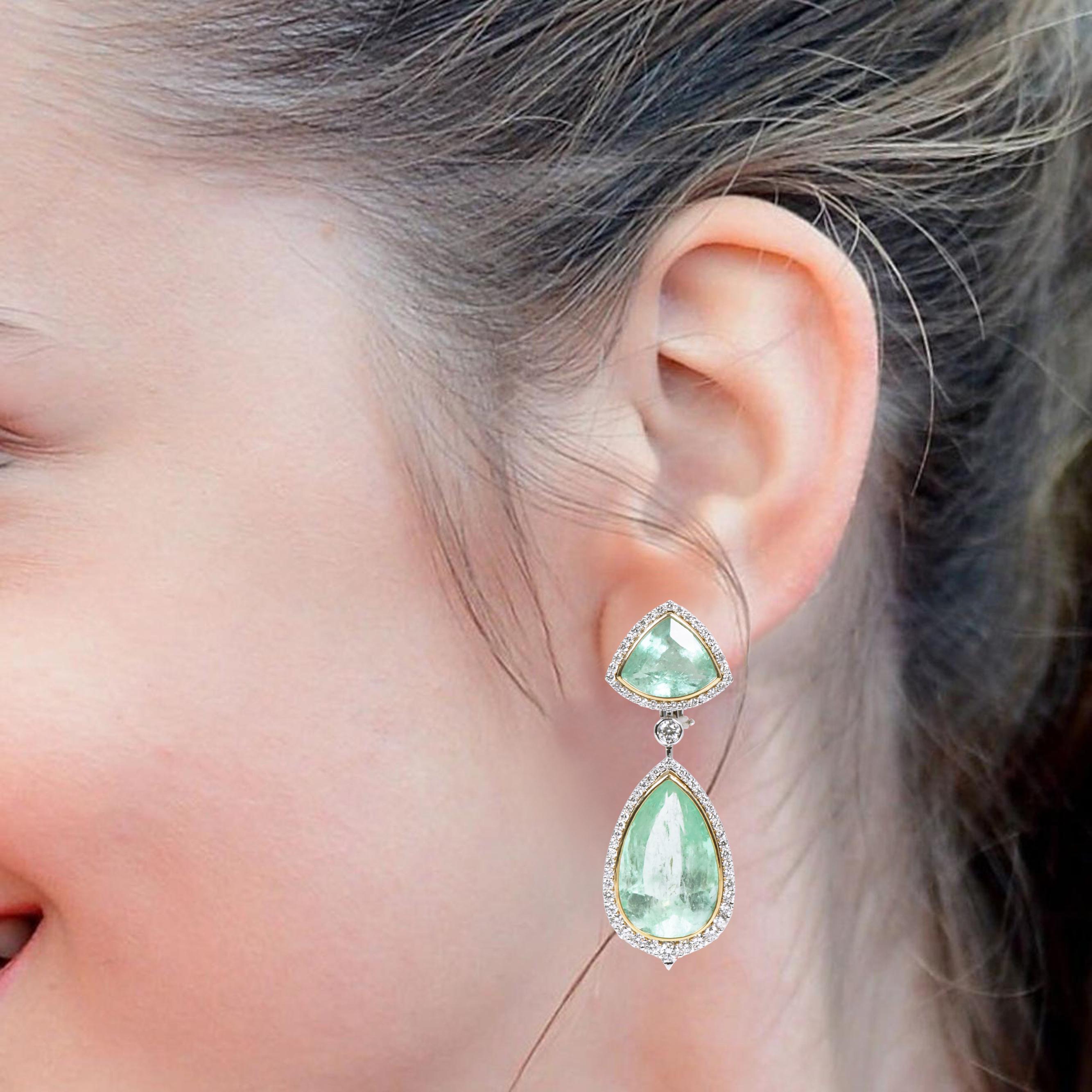 18 Karat Gold 43.72 Carat Natural Colombian Emerald and Diamond Cocktail Drop Earrings

This gorgeous solitaire Colombian green emeralds and diamond dangle earring is fascinating. The bottom is amicably formed with solitaire pear-shaped emerald in