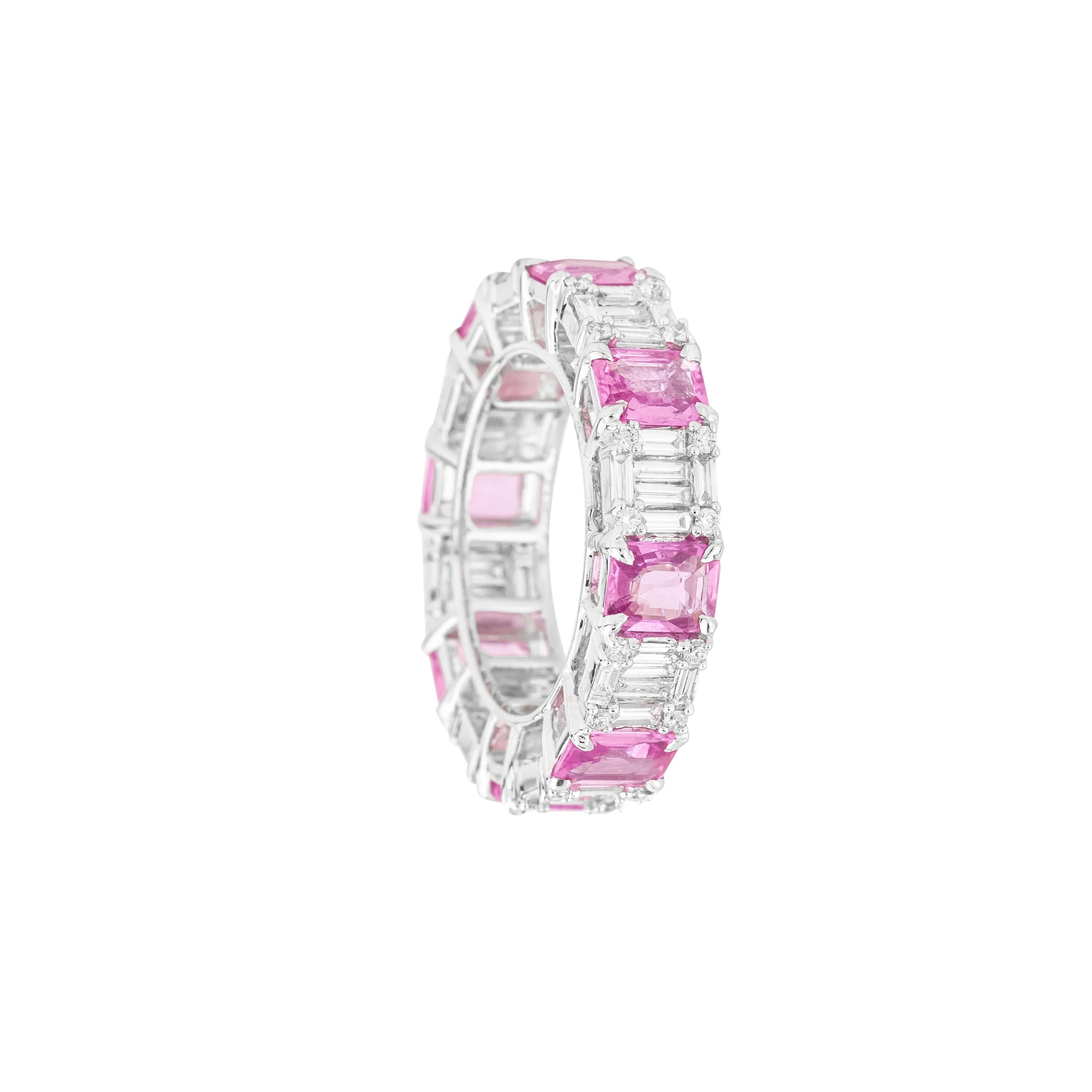 18 Karat Gold 4.44 Carat Diamond and Pink Sapphire Eternity Ring In New Condition For Sale In Jaipur, IN