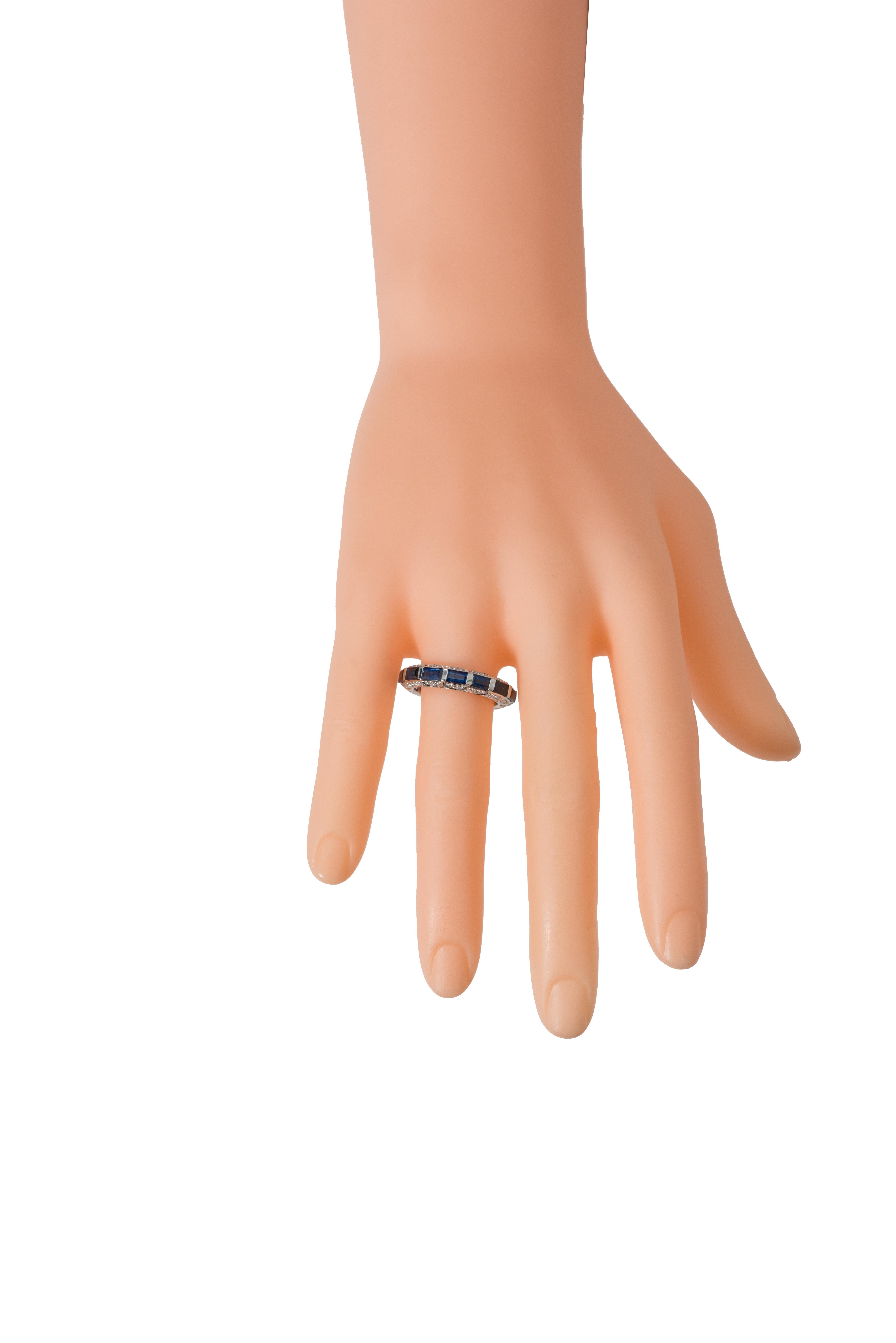 18 Karat Gold 4,45 Karat Baguetteschliff Saphir und Diamant Ewigkeitsring im Zustand „Neu“ in Jaipur, IN