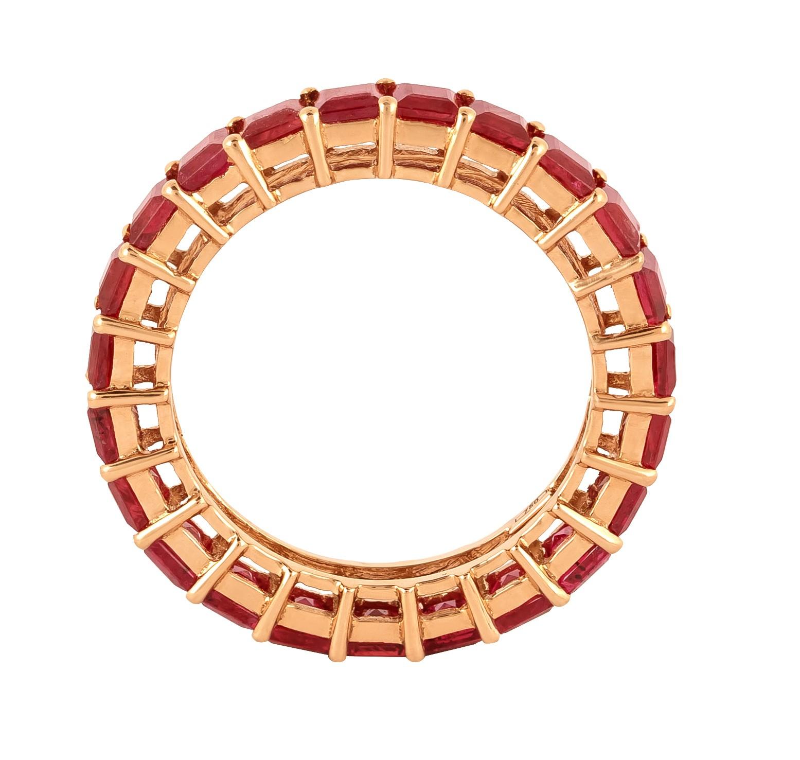 18 Karat Gold 4.48 Carat Ruby Eternity Cocktail Ring In New Condition For Sale In Jaipur, IN