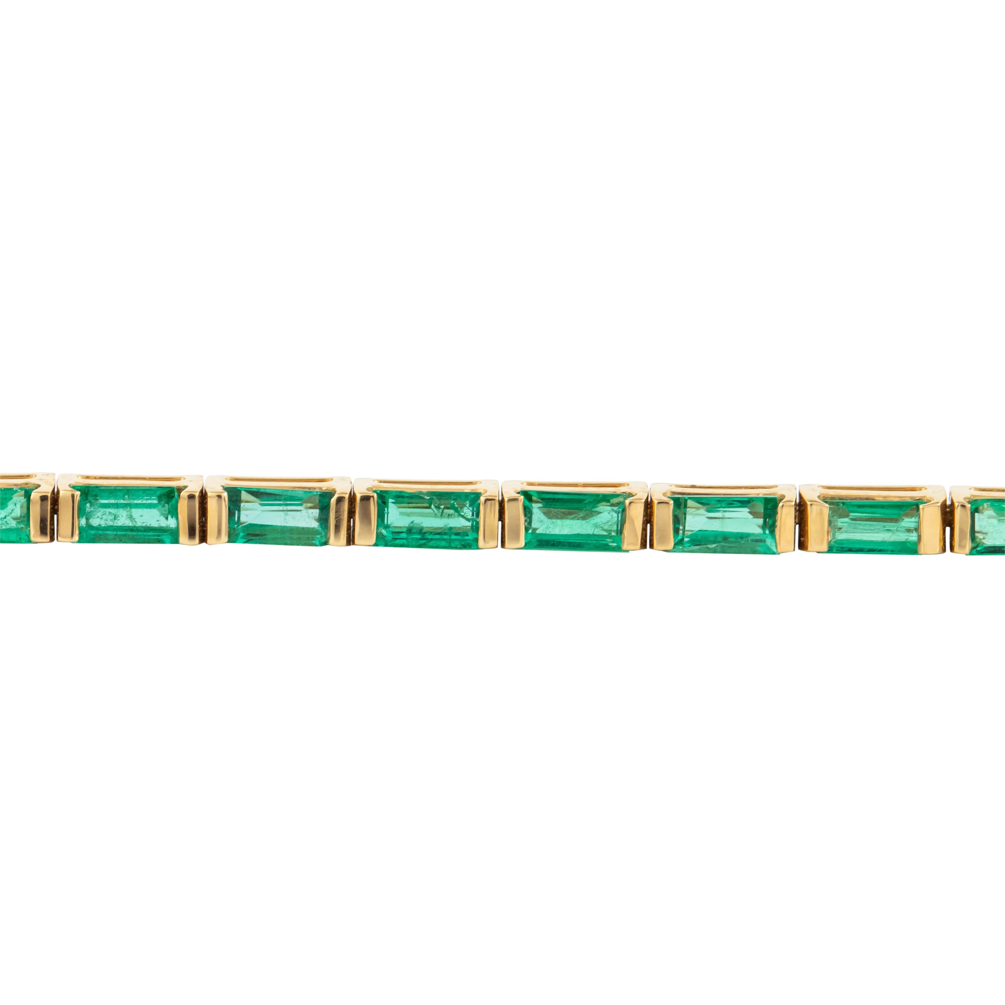 Contemporary 18 Karat Gold 4.56 Carat Emerald Tennis Bracelet For Sale