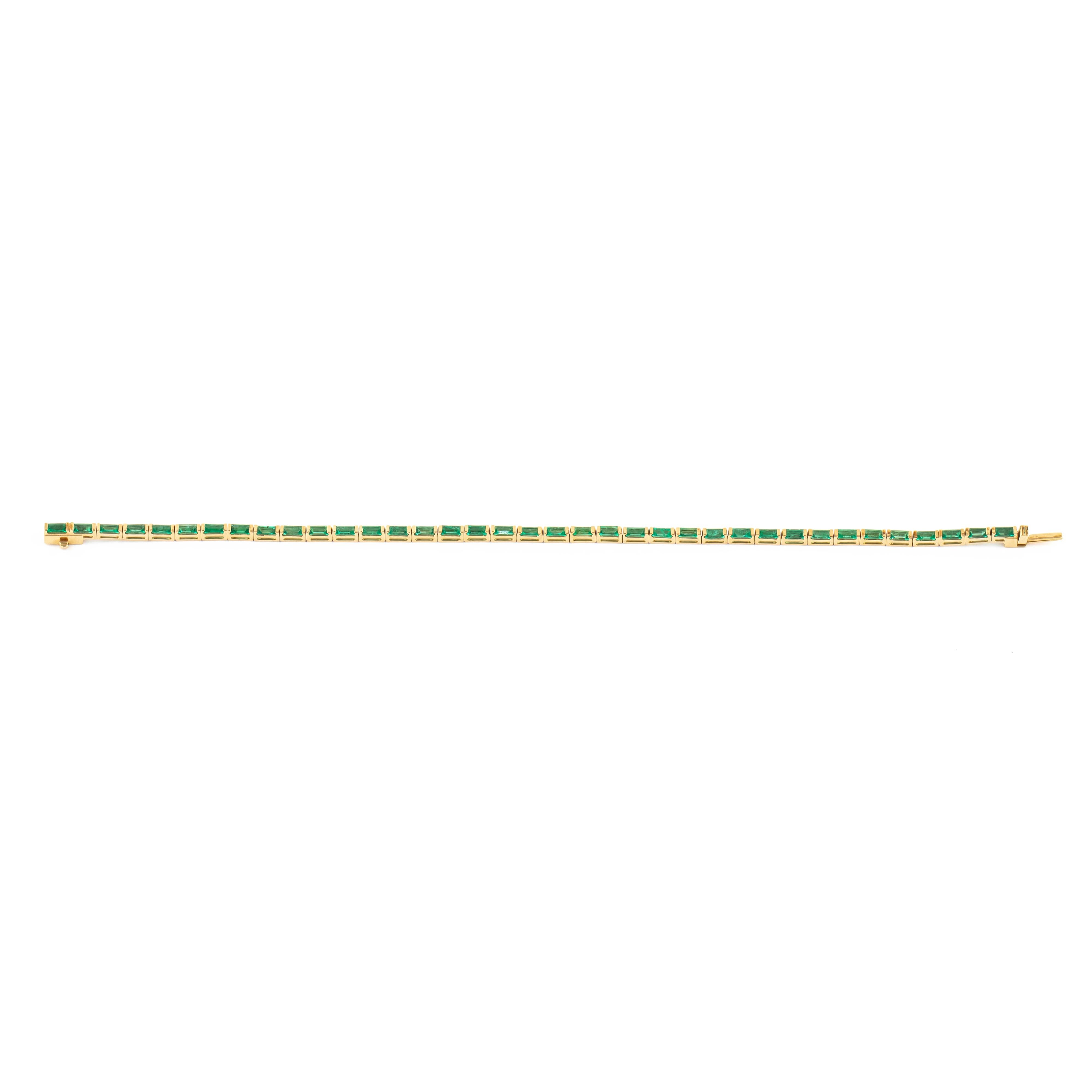Brilliant Cut 18 Karat Gold 4.56 Carat Emerald Tennis Bracelet For Sale