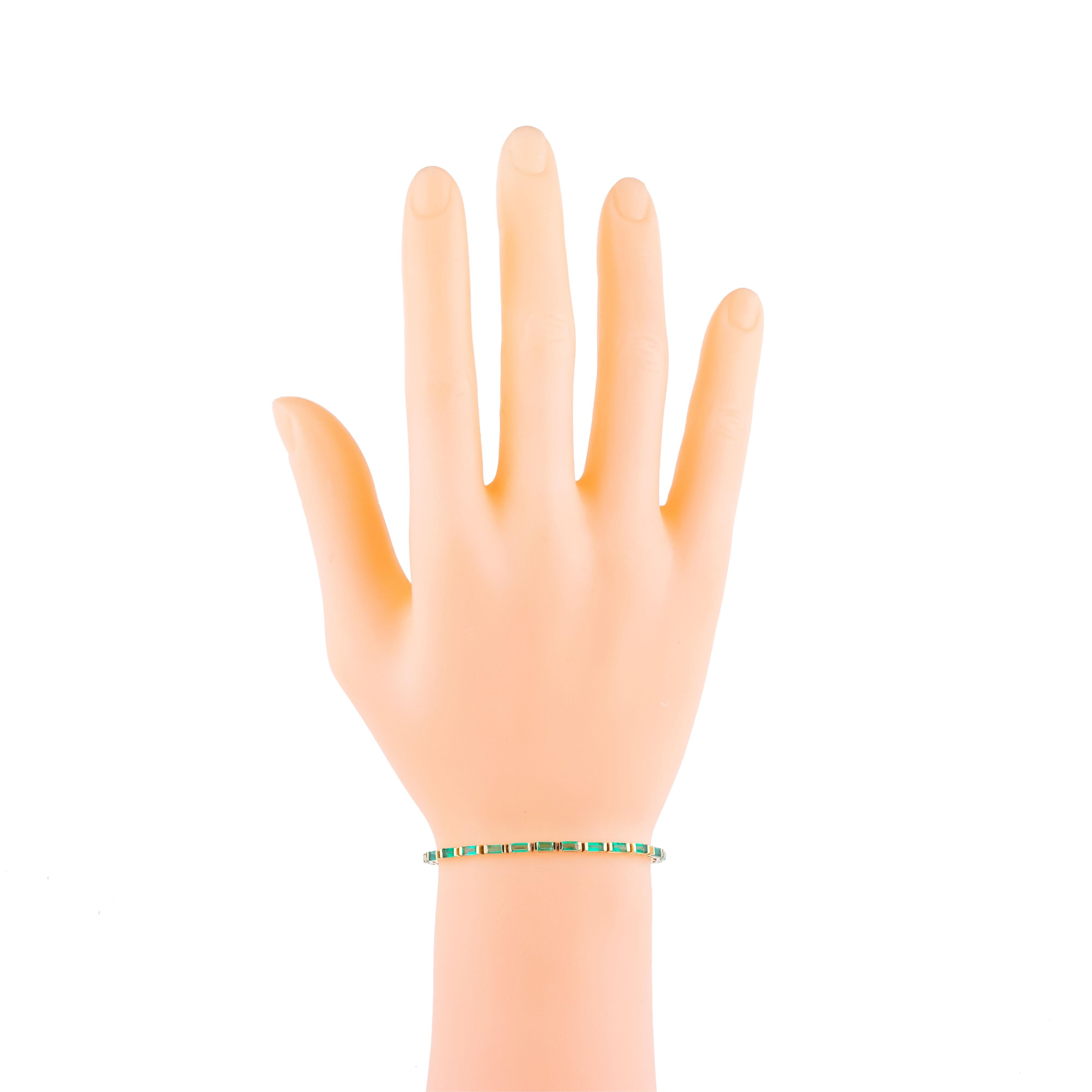 18 Karat Gold 4.56 Carat Emerald Tennis Bracelet In New Condition For Sale In Jaipur, IN