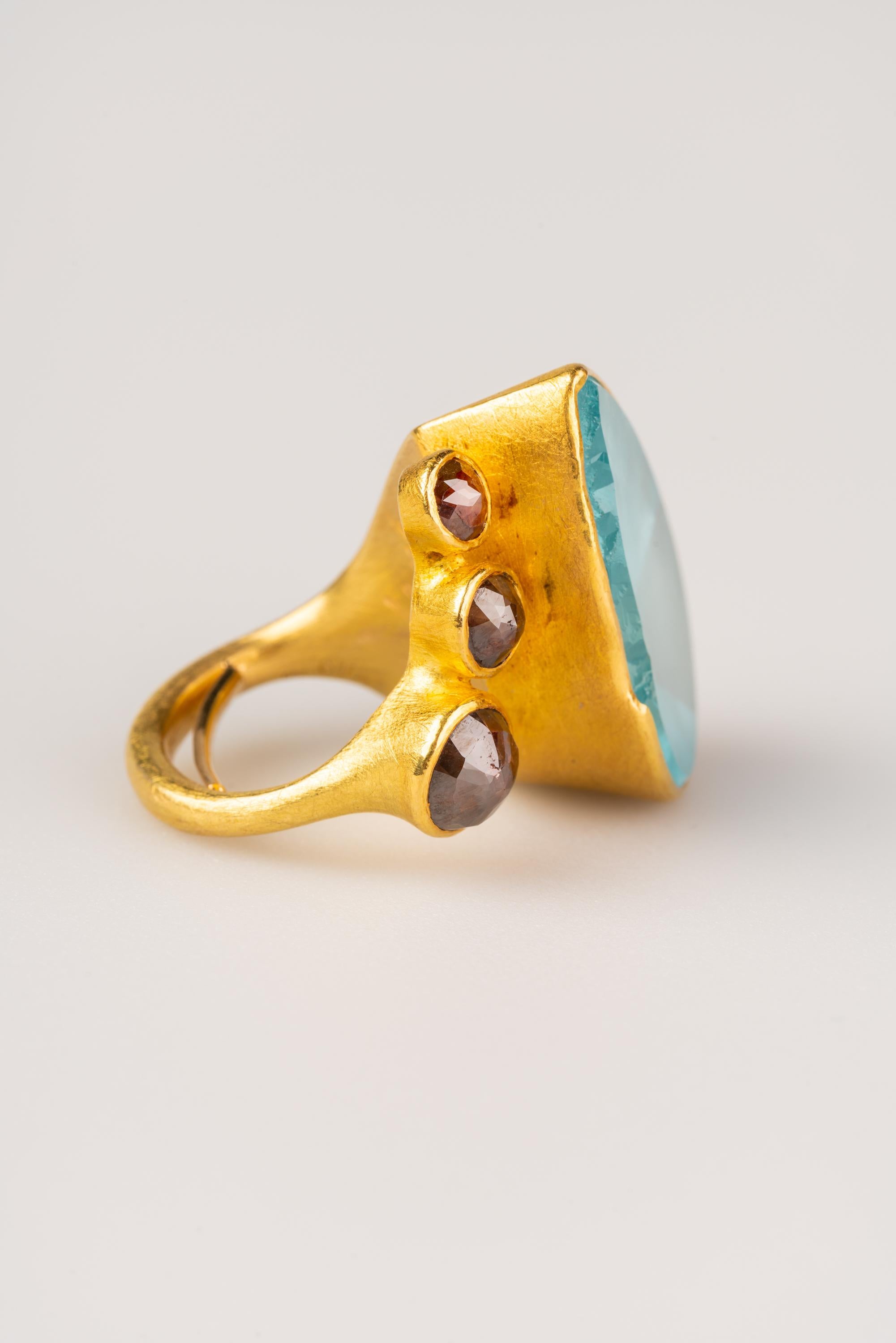 Contemporary 18 Karat Gold 45.82 Carat Pear Shaped Aquamarine Ring with Rose Cut Diamonds For Sale