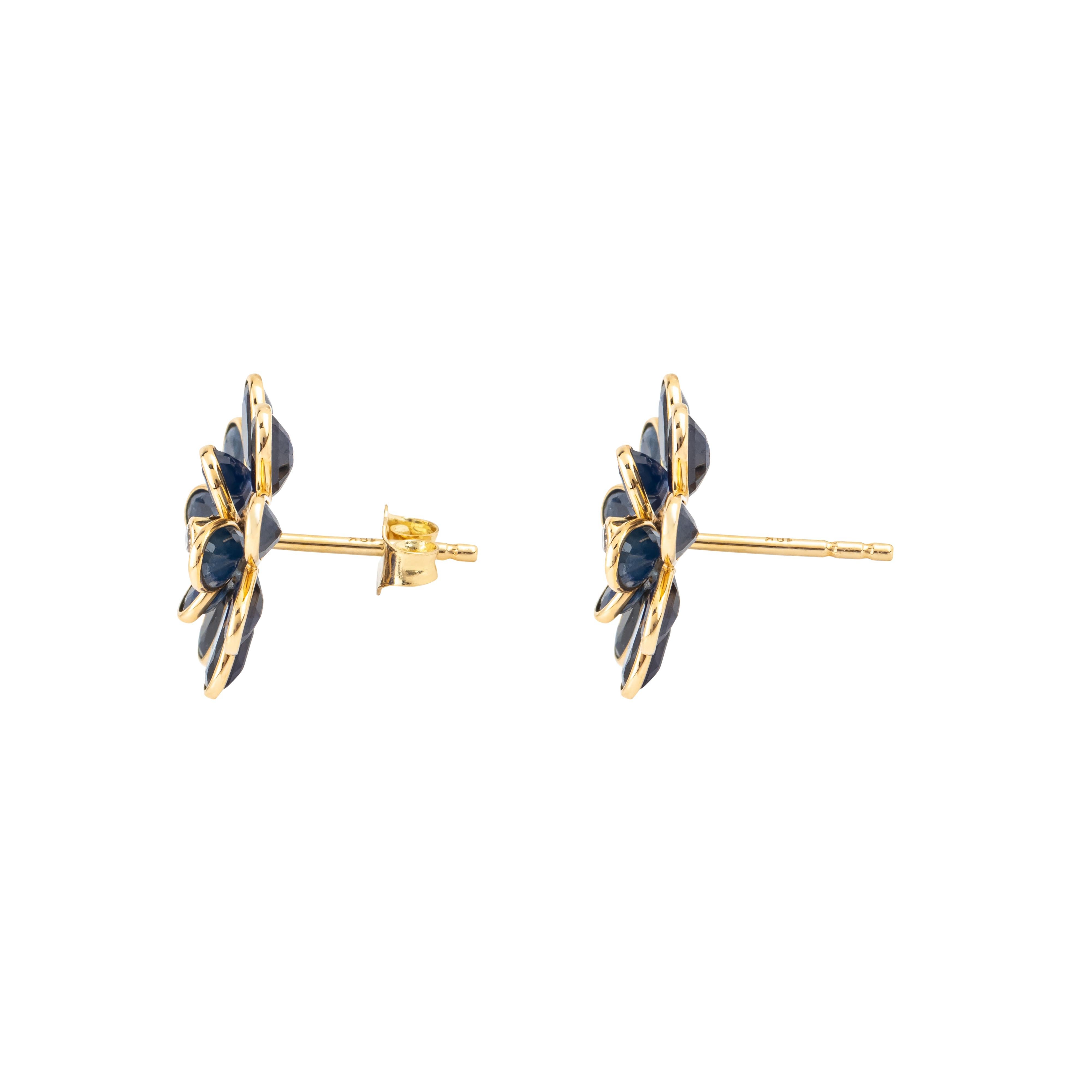 18 Karat Gold 4.84 Carat Diamond and Sapphire Cocktail Stud Earrings In New Condition For Sale In Jaipur, IN