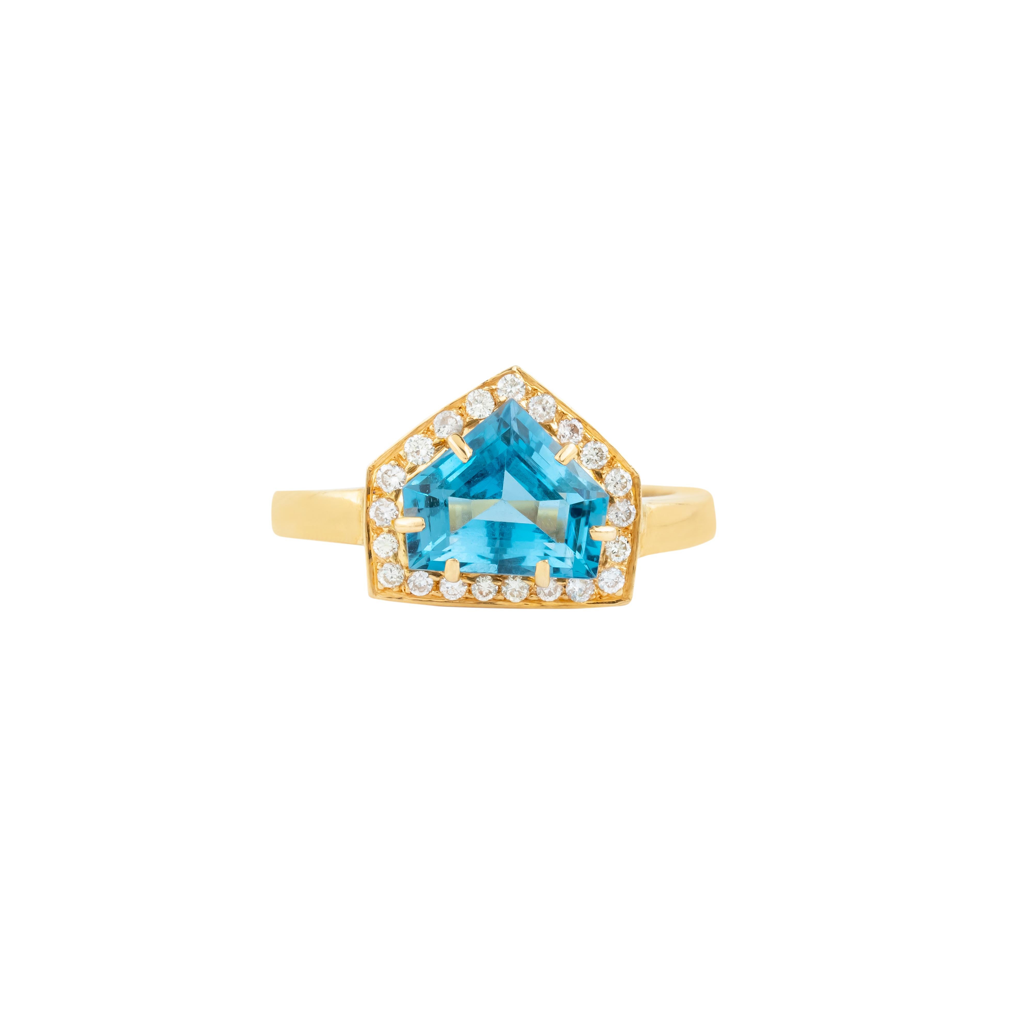 Brilliant Cut 18 Karat Gold 4.85 Carats Blue Topaz and Diamond Fashion Ring For Sale