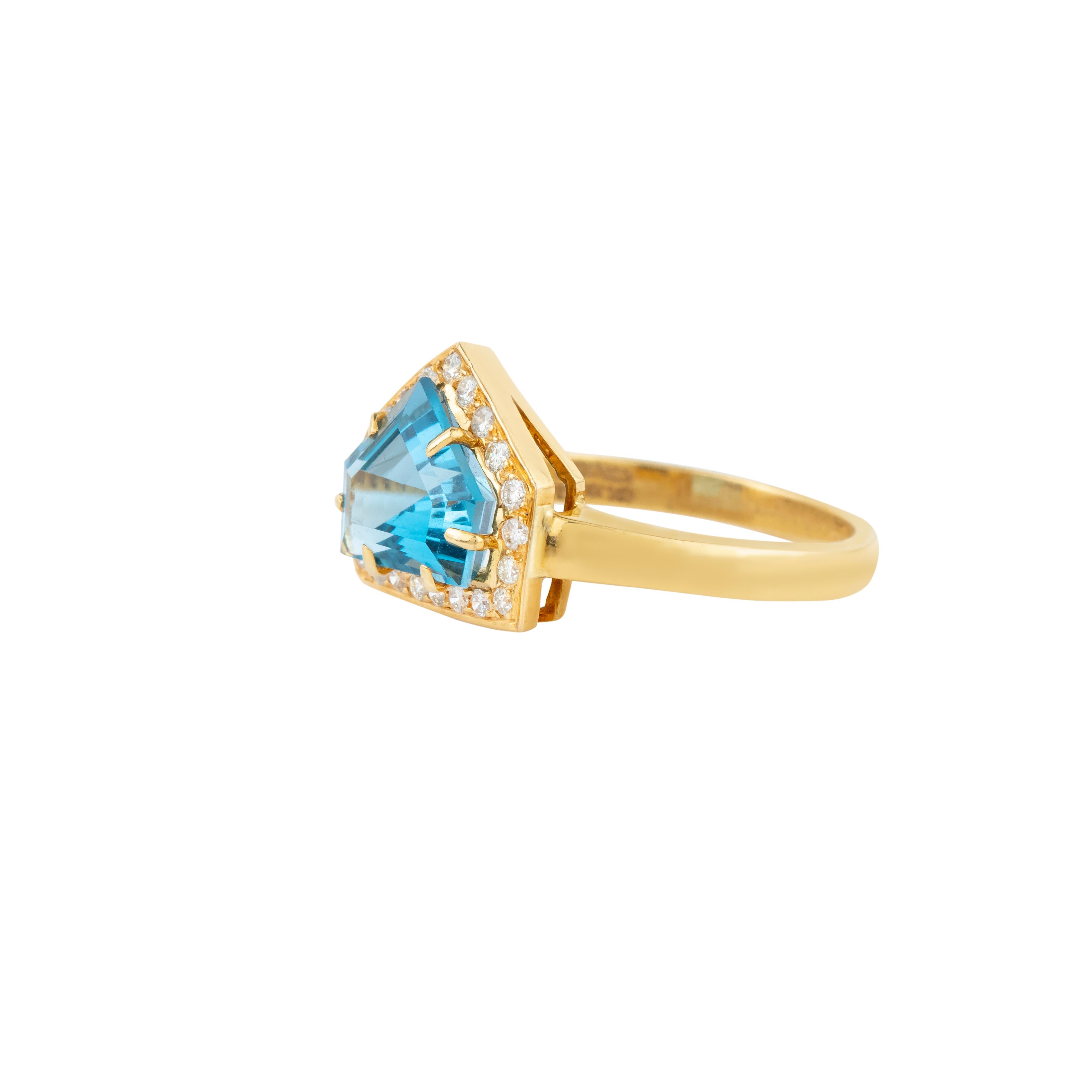 18 Karat Gold 4.85 Carats Blue Topaz and Diamond Fashion Ring In New Condition For Sale In Jaipur, IN