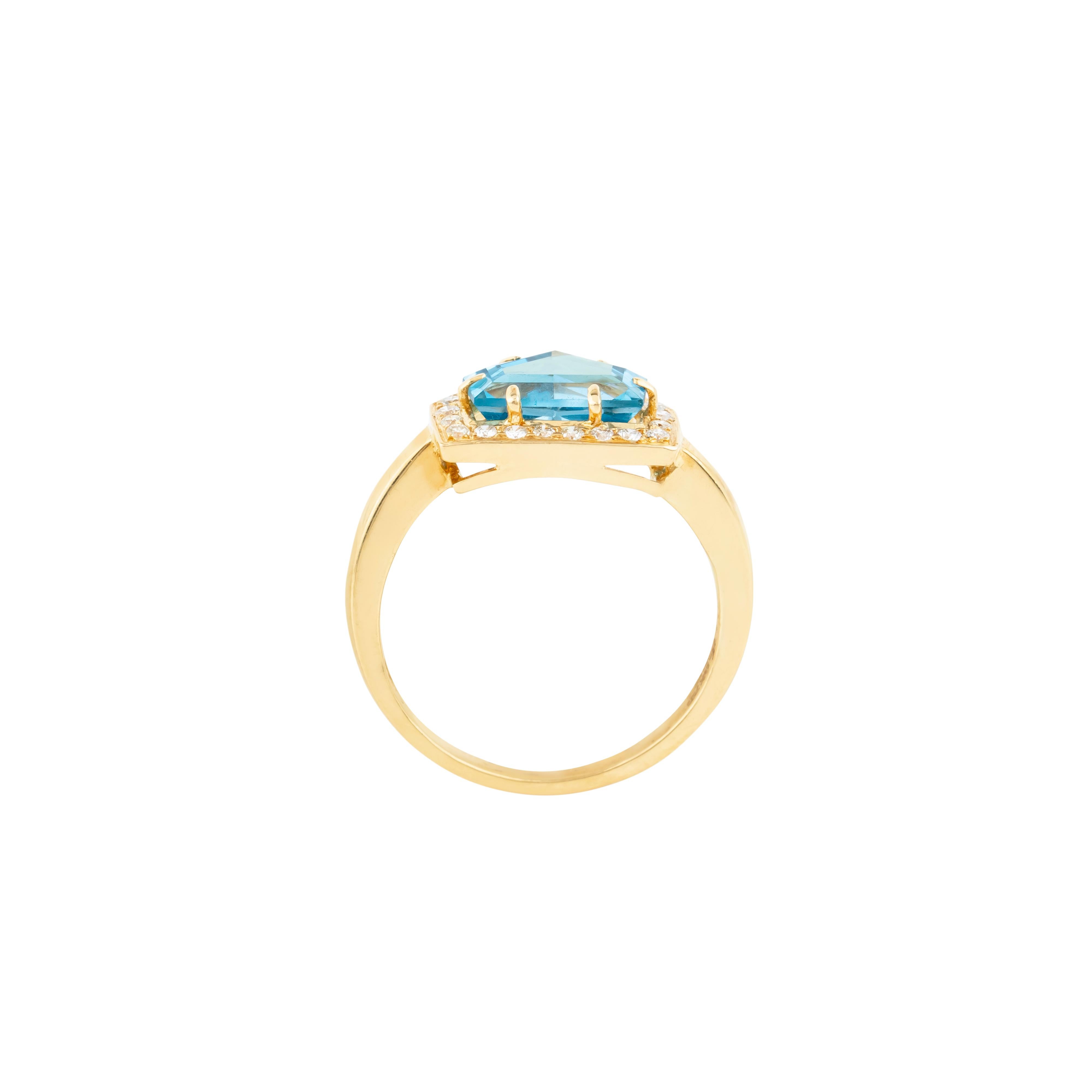 Women's 18 Karat Gold 4.85 Carats Blue Topaz and Diamond Fashion Ring For Sale