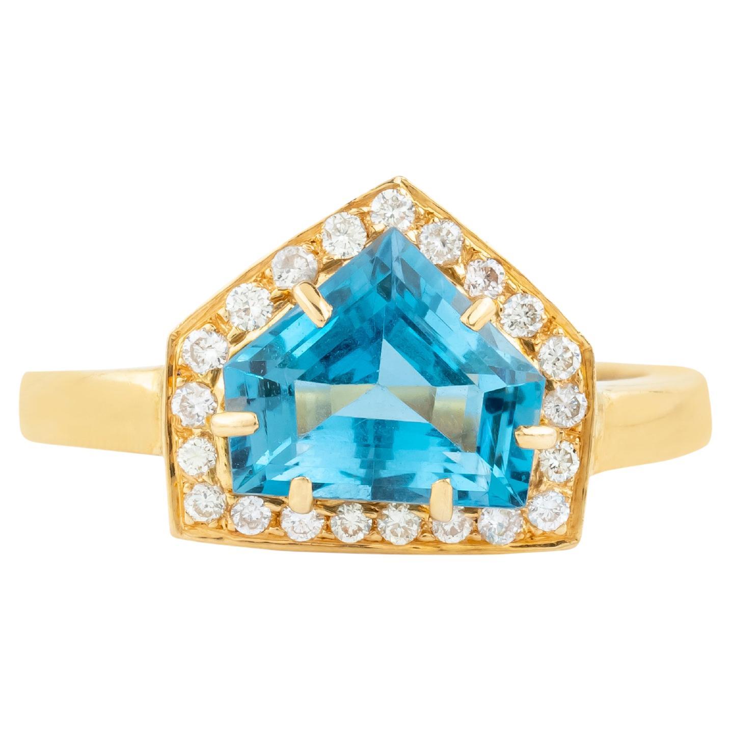 18 Karat Gold 4.85 Carats Blue Topaz and Diamond Fashion Ring