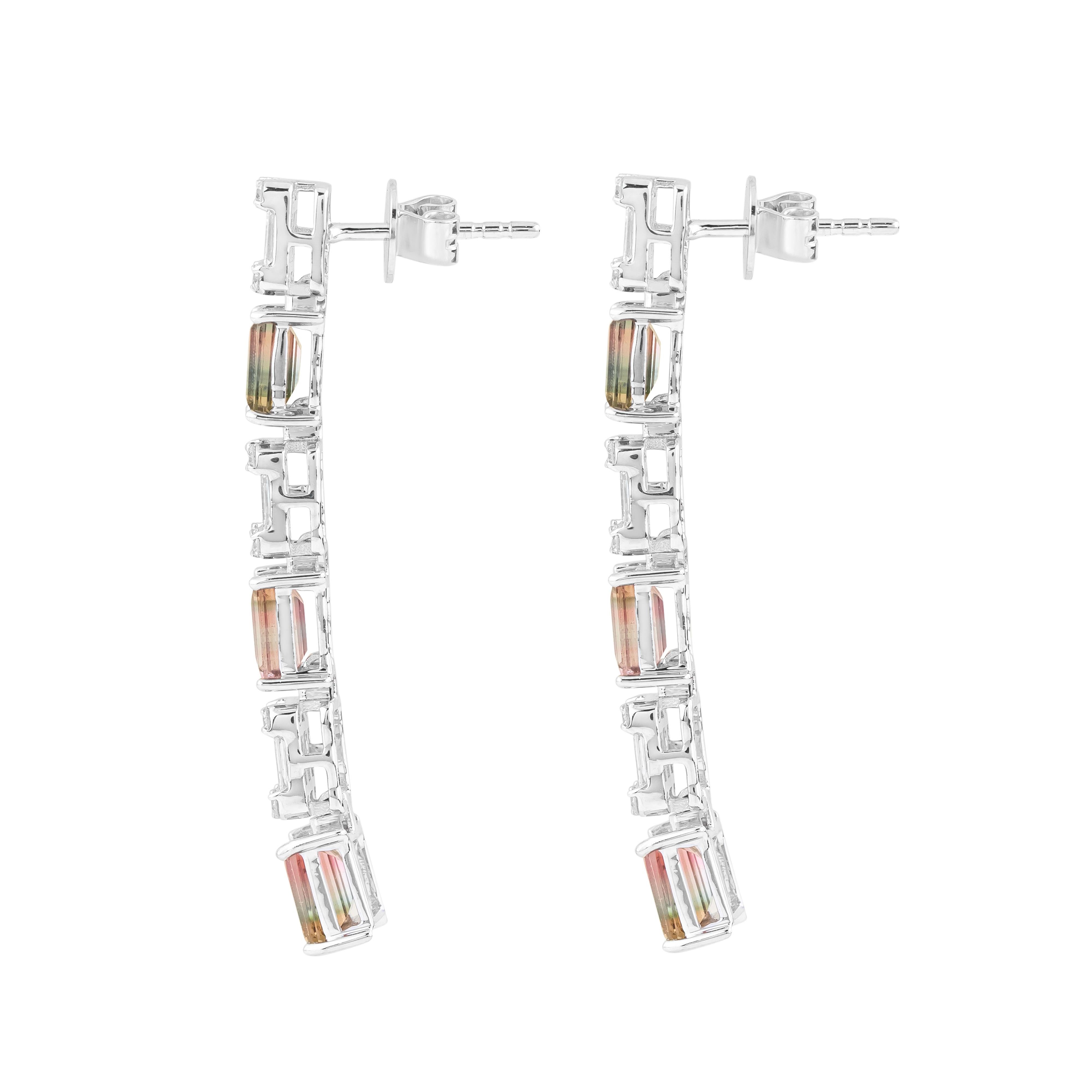 Elegia l'opulenza e la raffinatezza con i nostri orecchini a pendente con tormalina e diamanti in oro 18 carati da 4,97 carati, meticolosamente realizzati per trasmettere un'eleganza senza tempo. Ogni paio è la testimonianza di una maestria