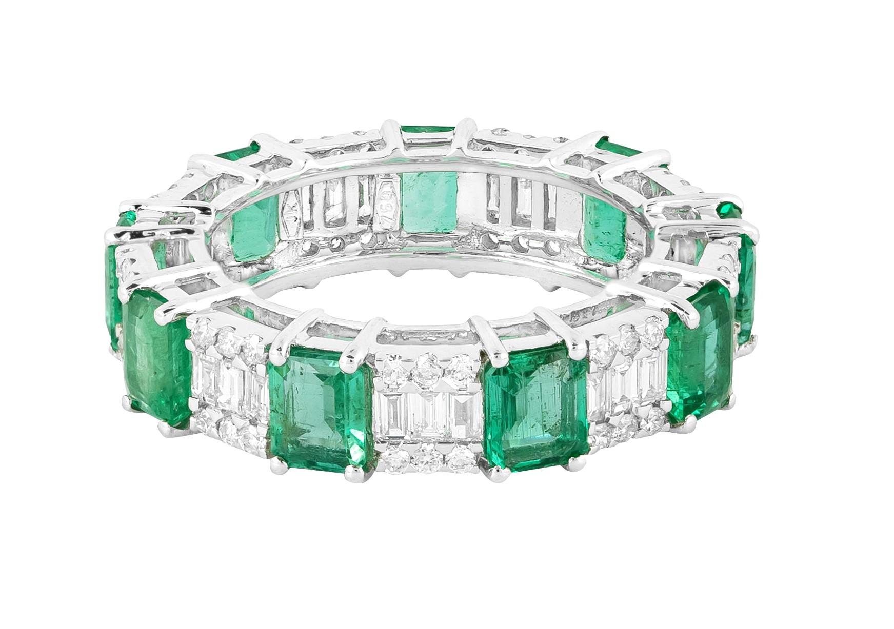 Contemporain Bague à anneau infinie en or 18 carats avec diamants de 5,02 carats et émeraudes  en vente