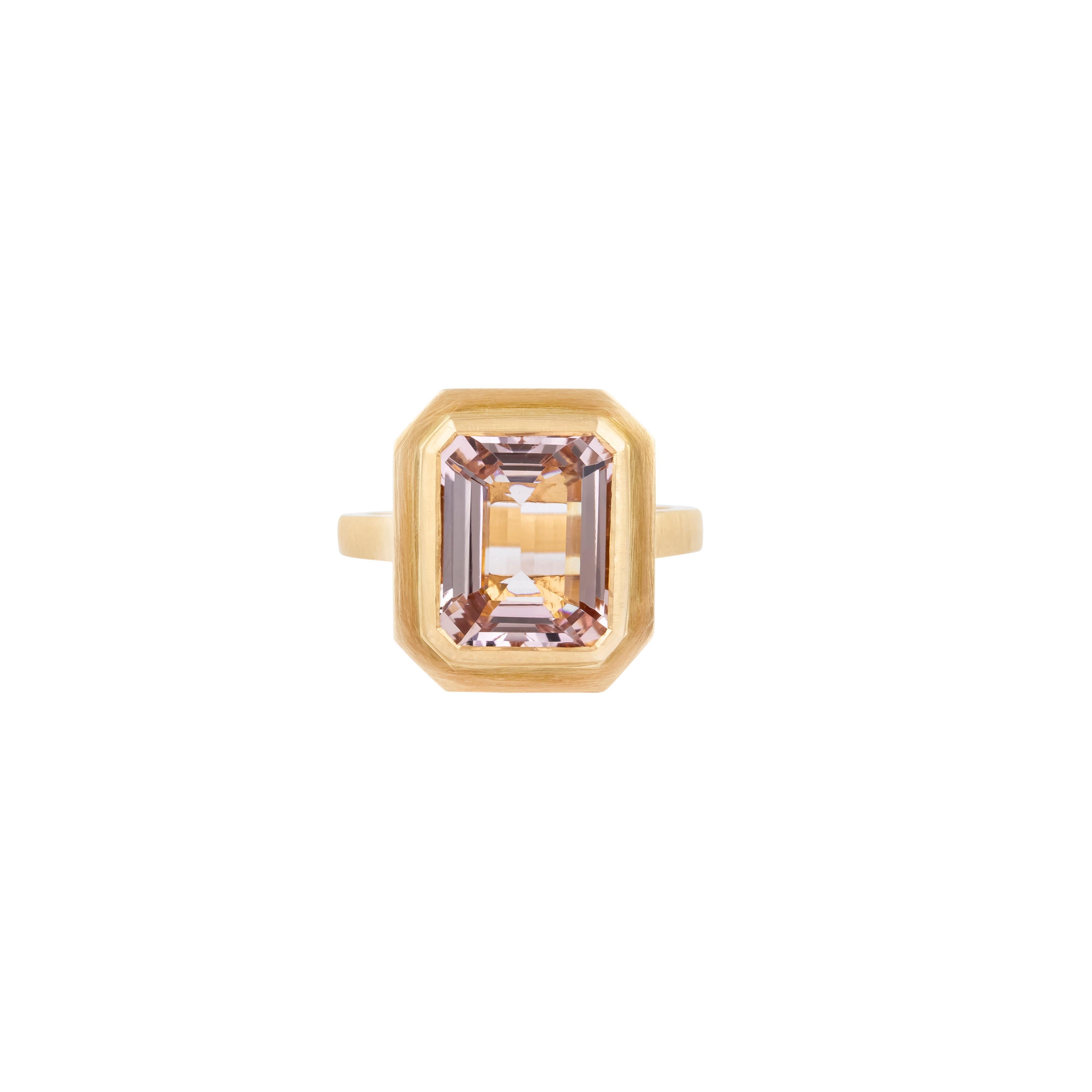Contemporary 18 Karat Gold 5.17 Carat Morganite Solitaire Ring For Sale