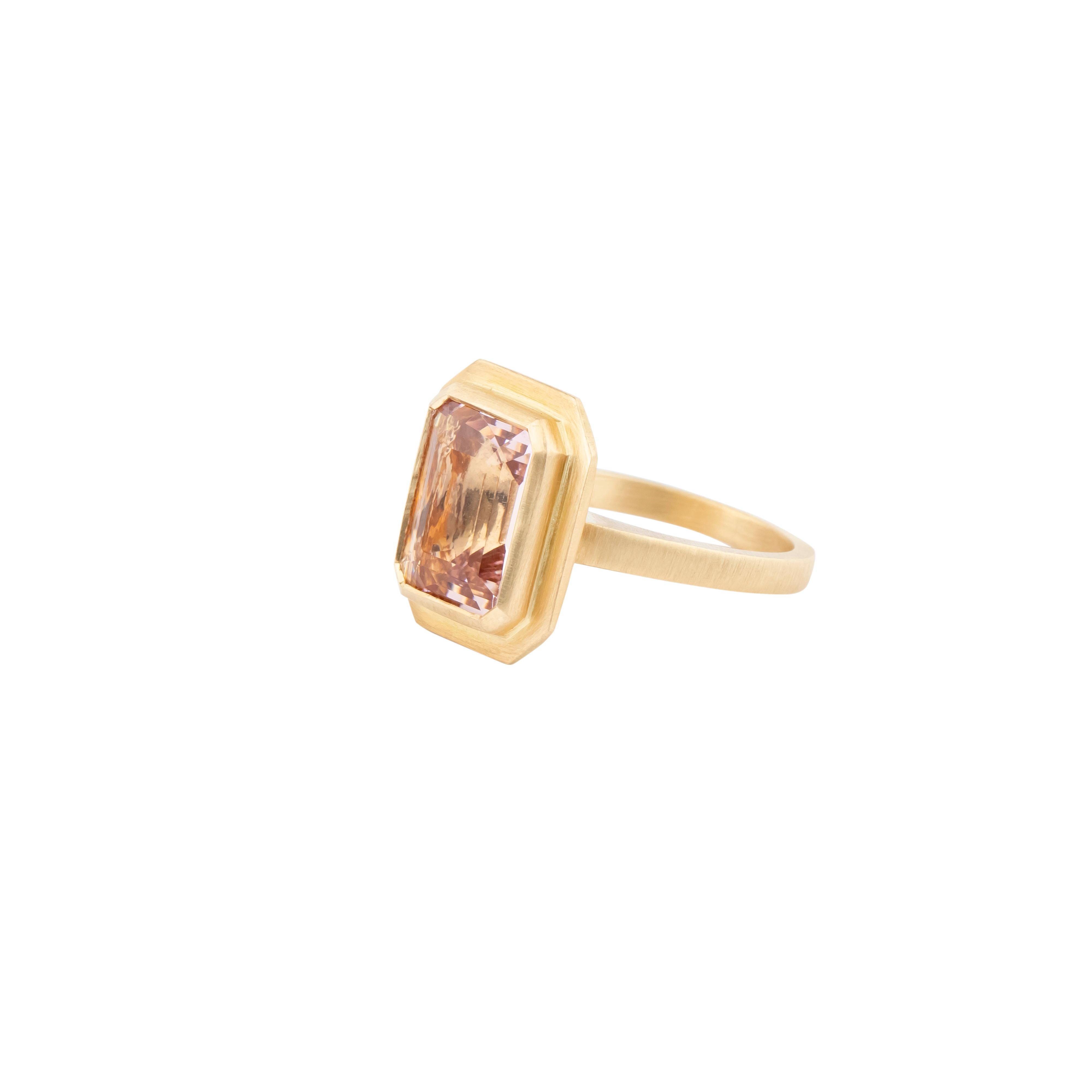 Brilliant Cut 18 Karat Gold 5.17 Carat Morganite Solitaire Ring For Sale