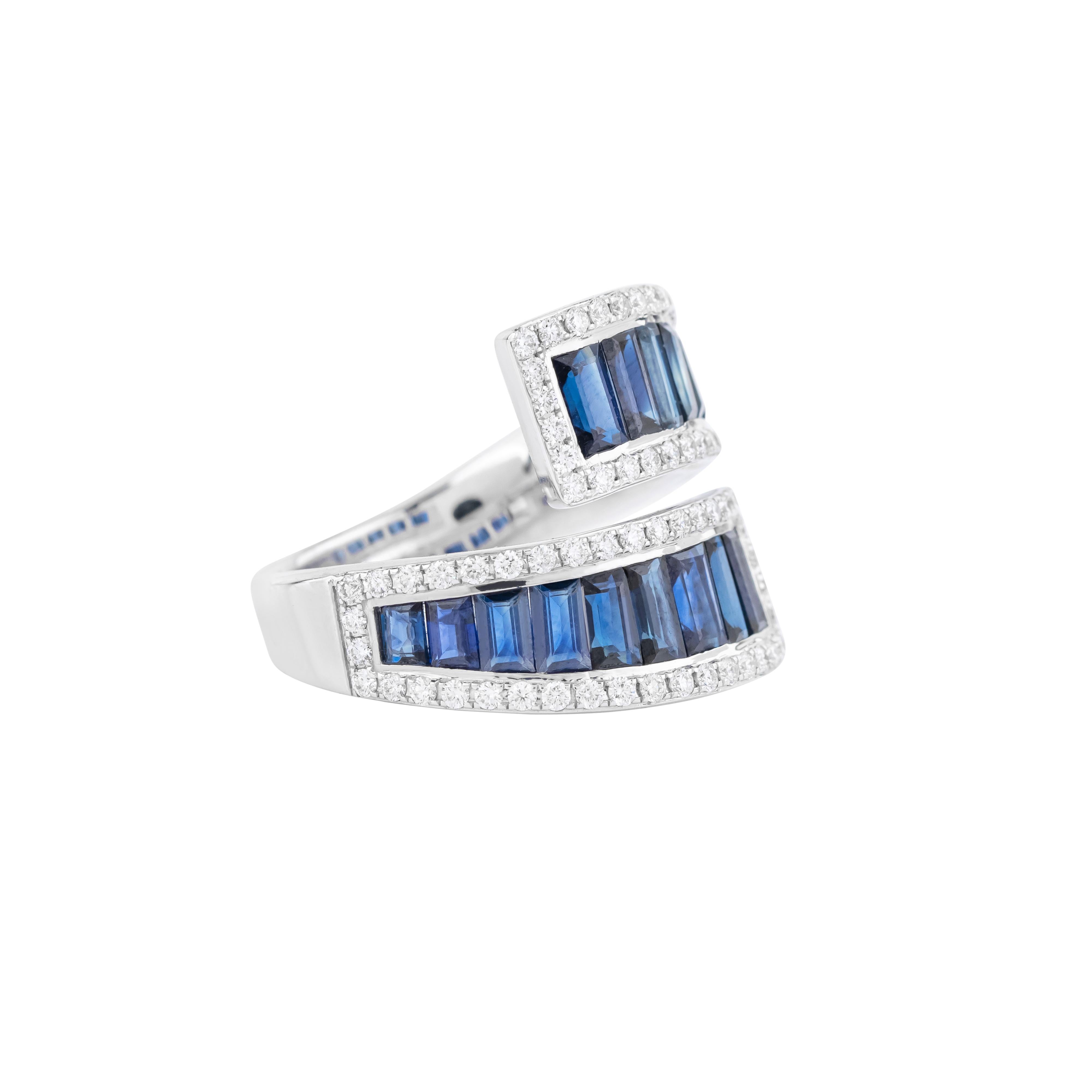 Entrez dans le royaume de l'élégance intemporelle avec notre bague de mode en or 18 carats 5,23 carats diamant et saphir - un chef-d'œuvre époustouflant qui respire la sophistication et le luxe. Chaque bague est méticuleusement fabriquée et mise en