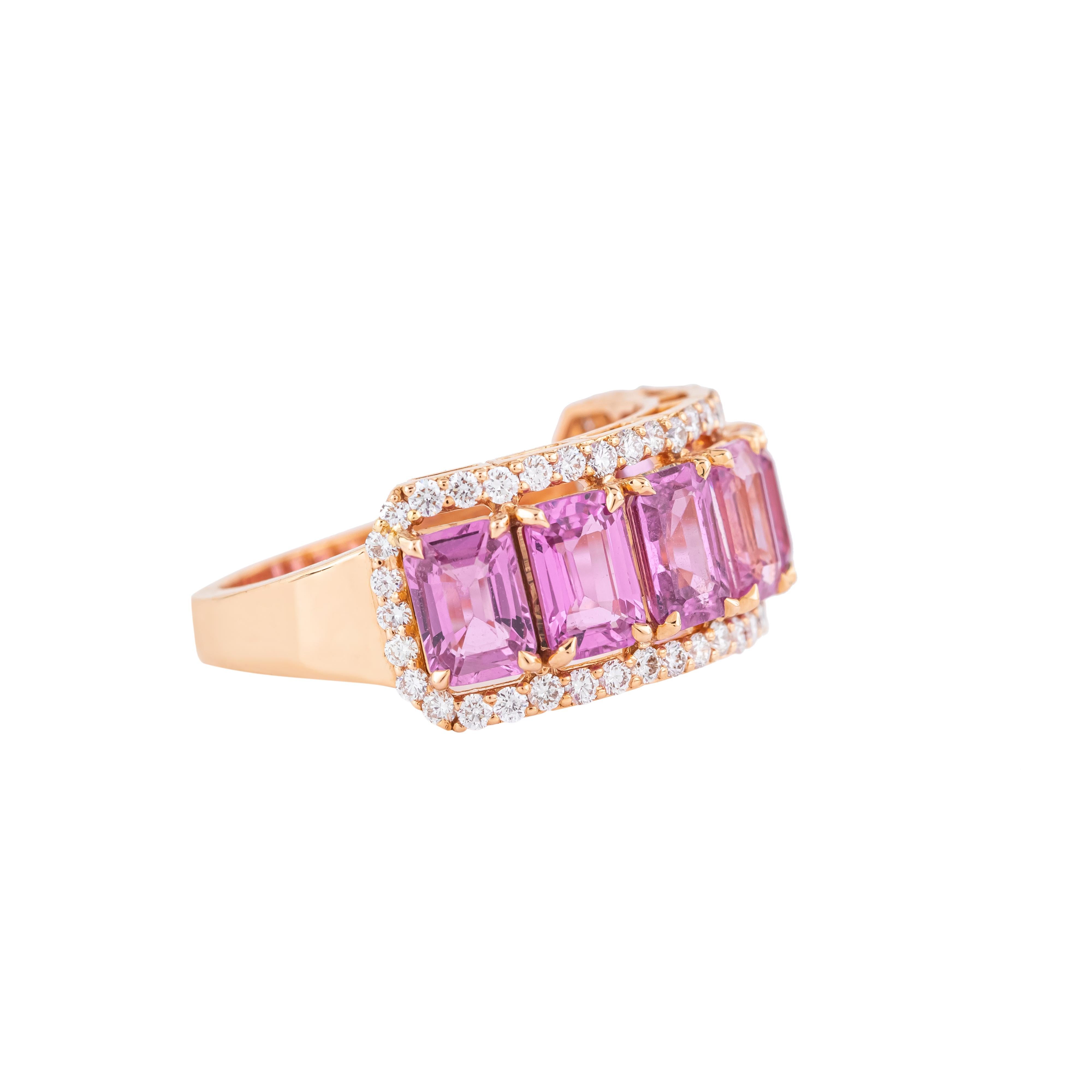 Plongez dans l'allure de la sophistication avec notre bague demi-bande en or 18 carats 5,34 carats diamant et saphir rose - un mélange harmonieux de luxe et d'élégance. Chaque bague est méticuleusement fabriquée et sélectionnée, reflétant notre