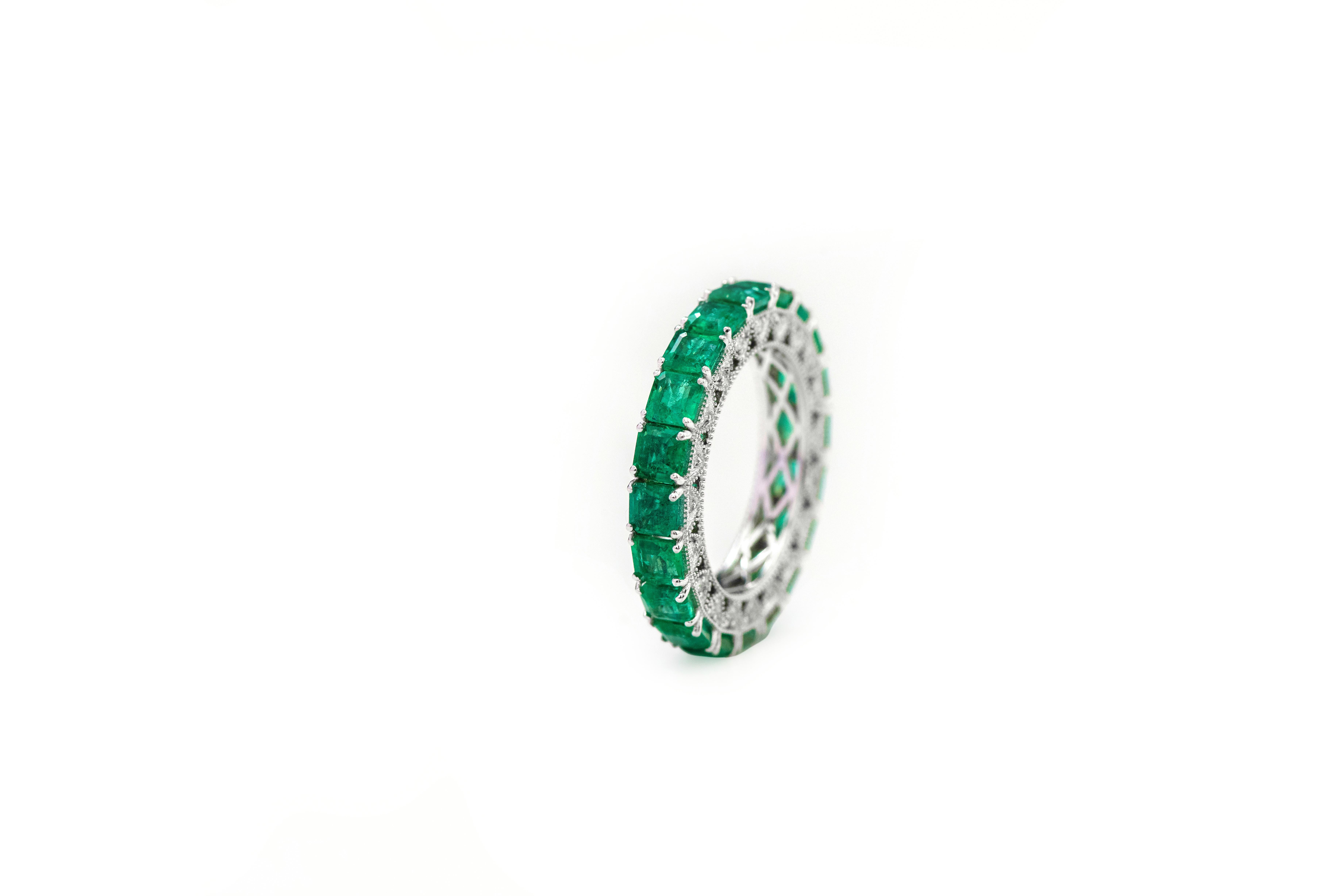 18 Karat Gold 5.34 Carat Natural Emerald and Diamond Eternity Band Ring For Sale 2