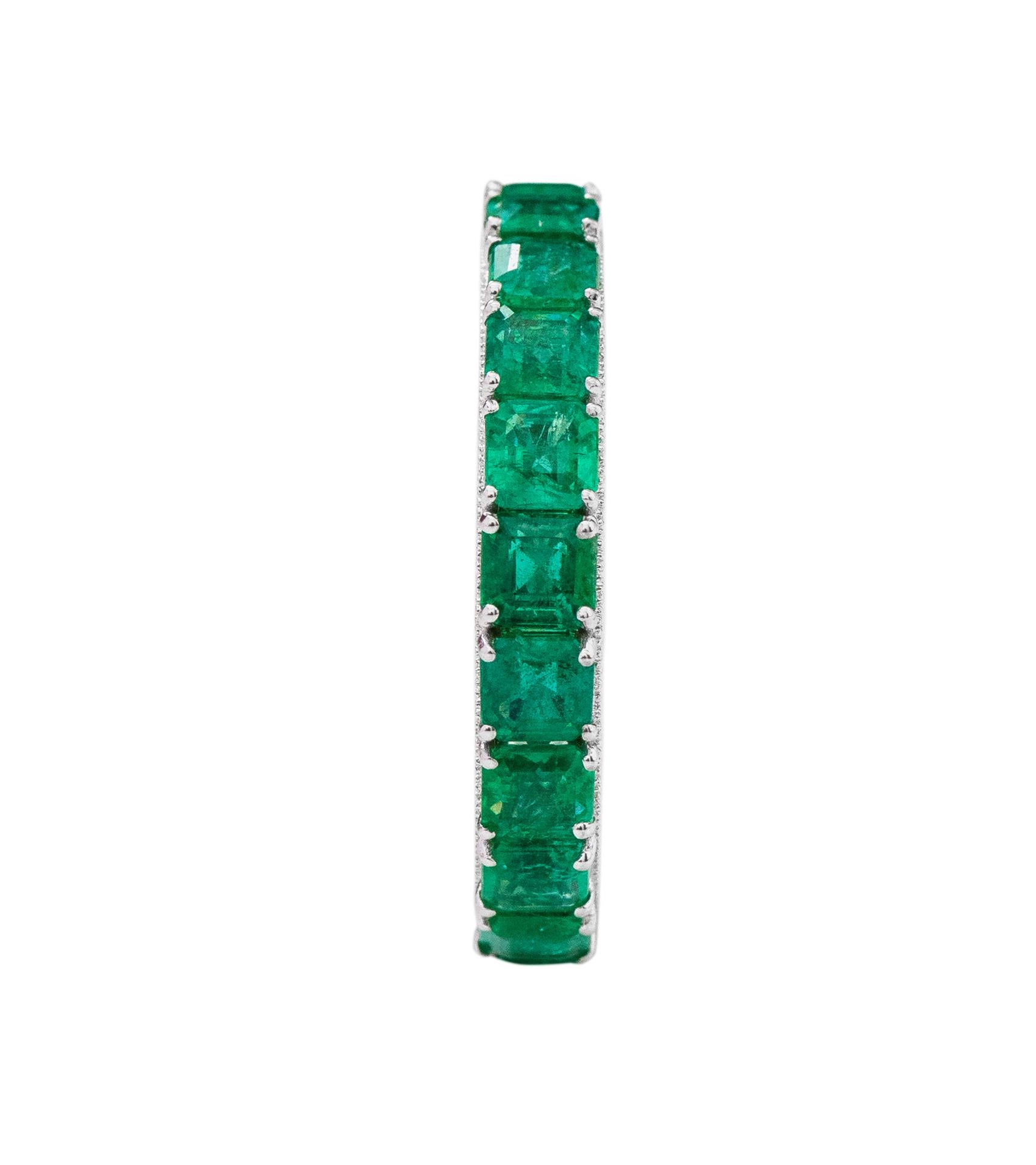18 Karat Gold 5.34 Carat Natural Emerald and Diamond Eternity Band Ring In New Condition For Sale In Jaipur, IN