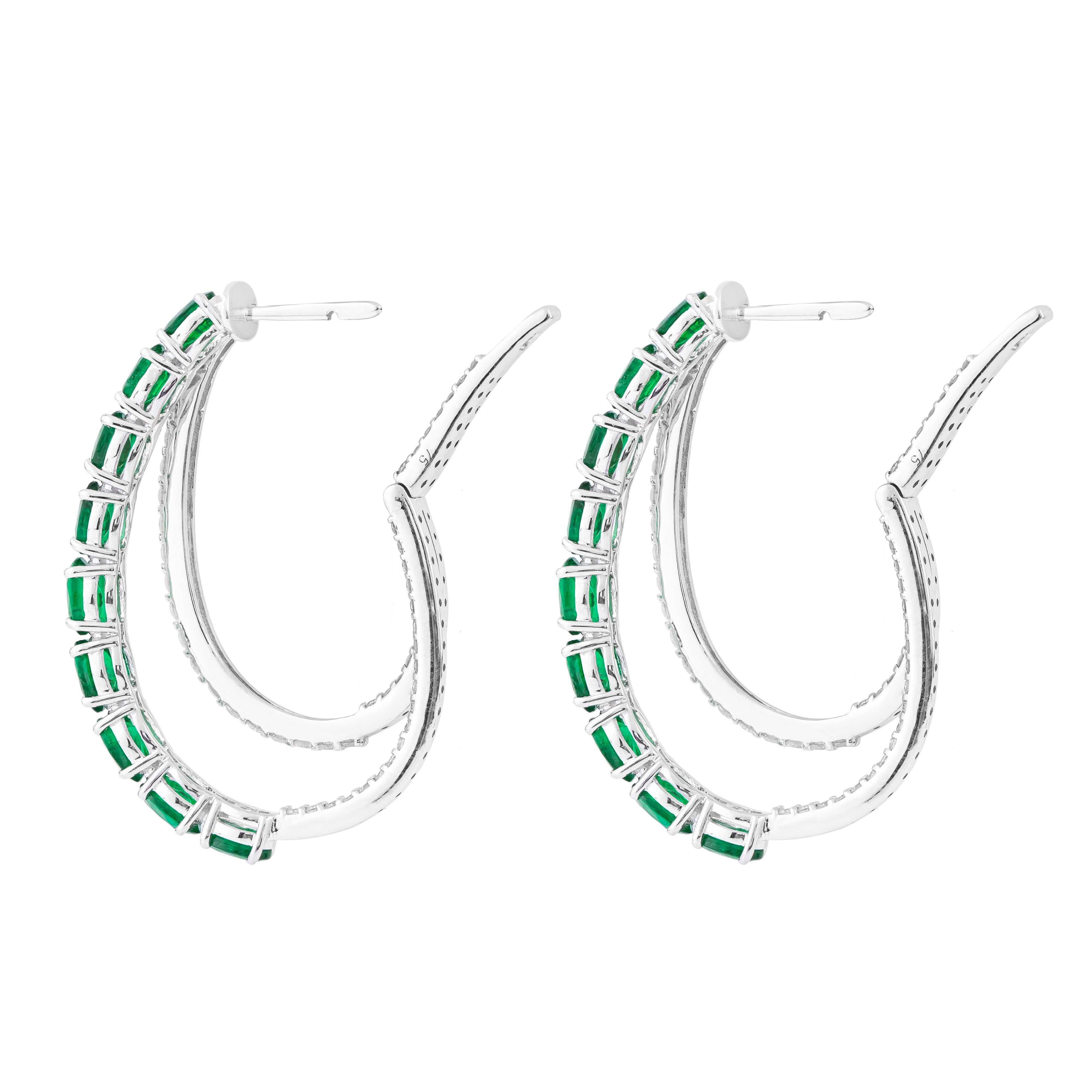 Brilliant Cut 18 Karat Gold 5.4 Carat Diamond & Emerald Hoop Earrings in contemporary style For Sale