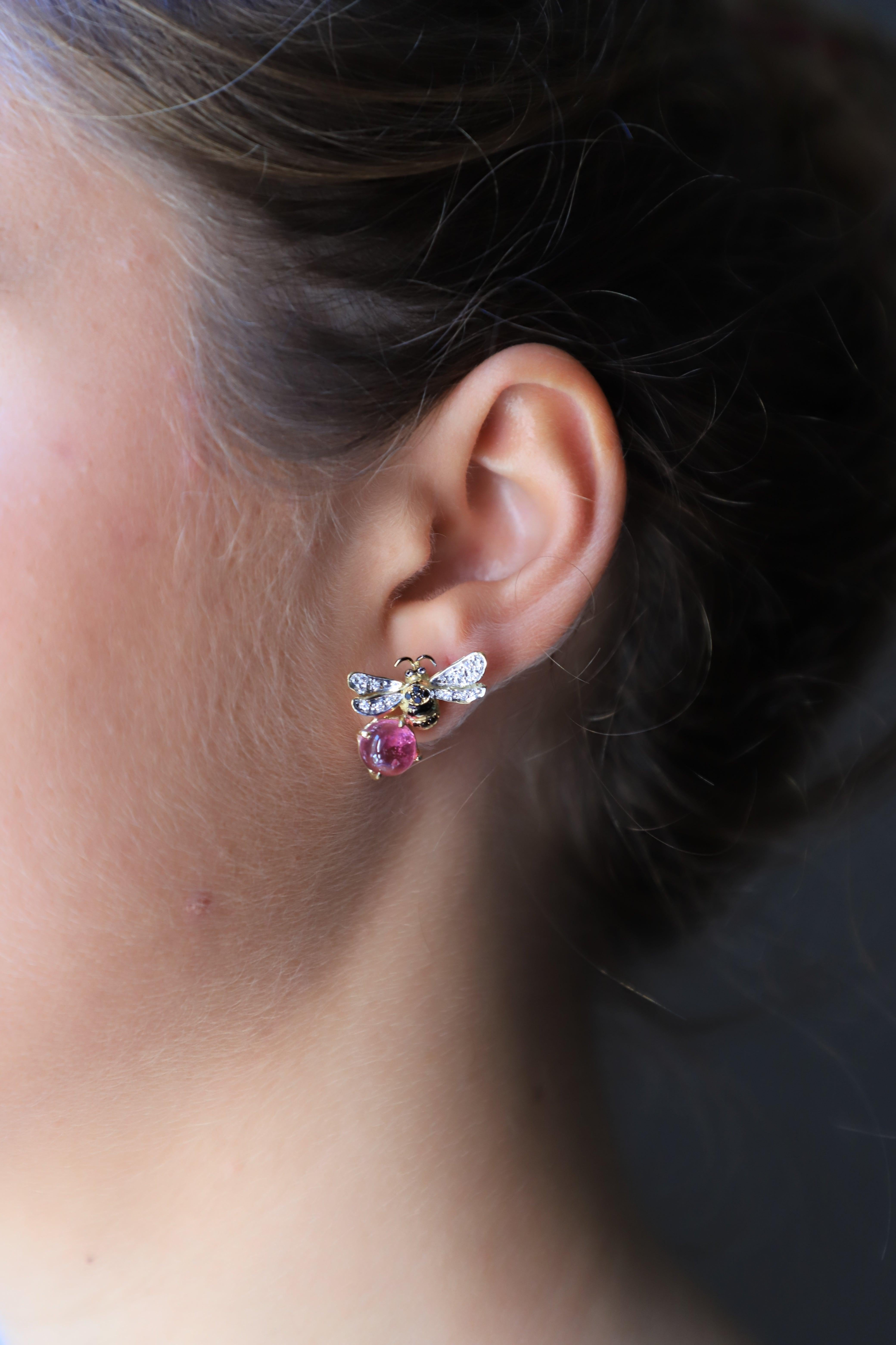 18 Karat Yellow Gold 5.5 Karat Pink Tourmaline 0.16 Karat White Diamond 0.18 Karat Black Diamonds Bees Handcrafted Stud Earrings
Here there is a pair of Big Bees Stud Earrings handcrafted in 18 Karats Yellow Gold and adorned with a beautiful deep