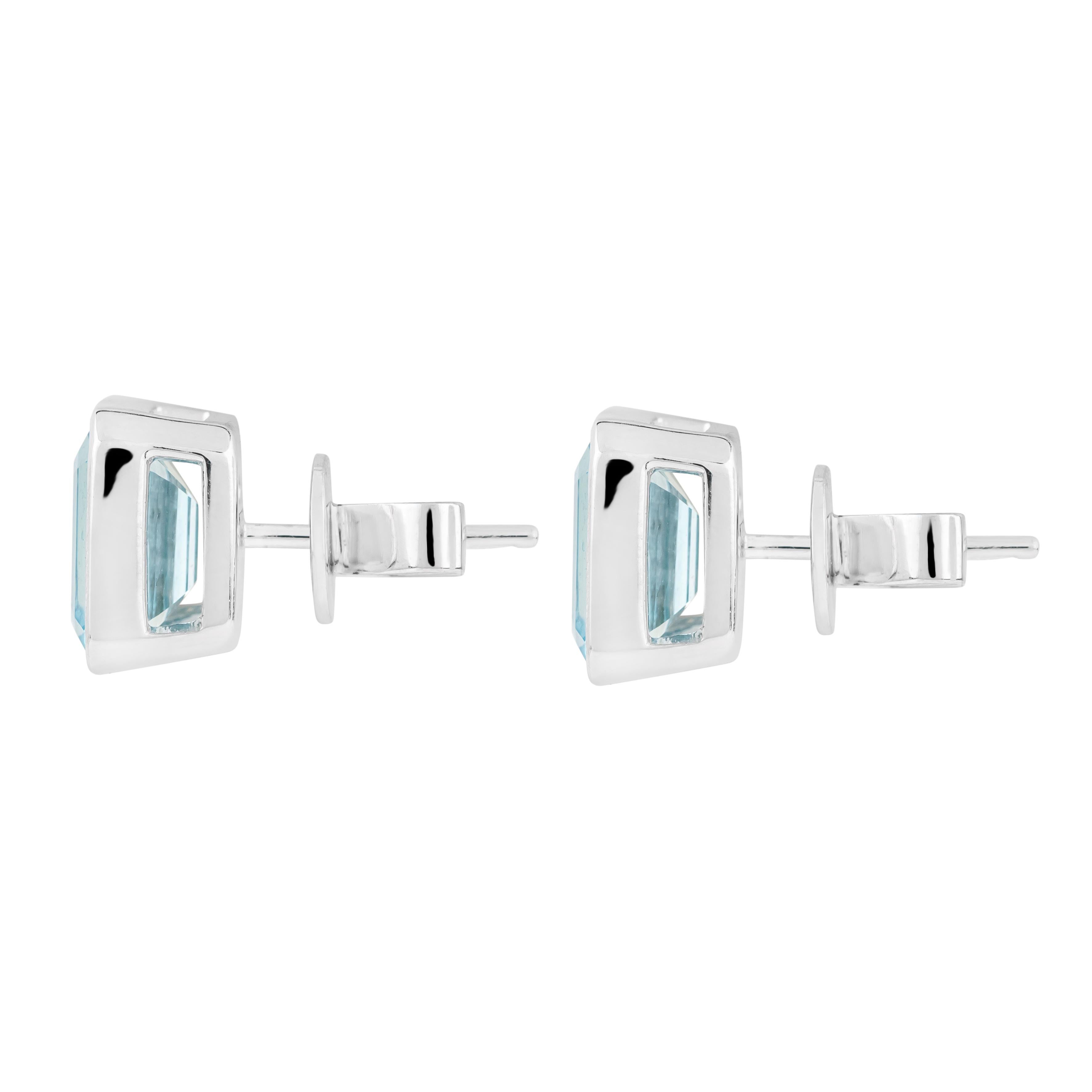 Contemporary 18 Karat Gold 5.52 Carat Aquamarine Stud Earrings For Sale