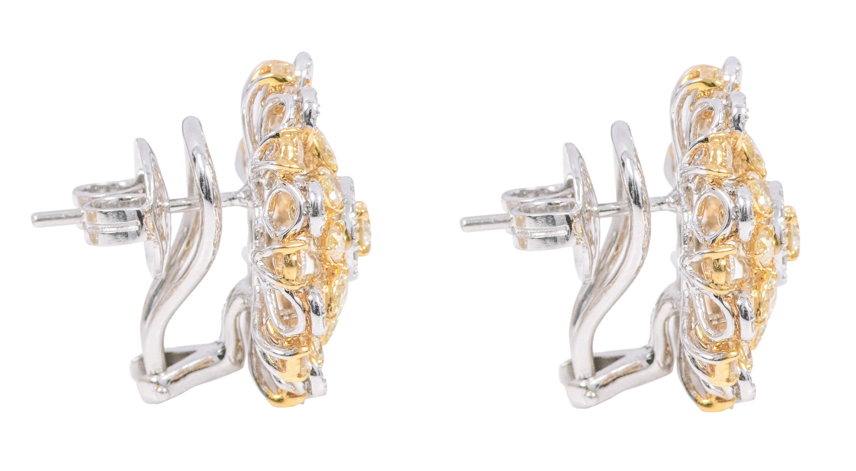 18 Karat Gold 5.69 Carat Fancy Yellow and White Diamond Solitaire Stud Earrings In New Condition For Sale In Jaipur, IN