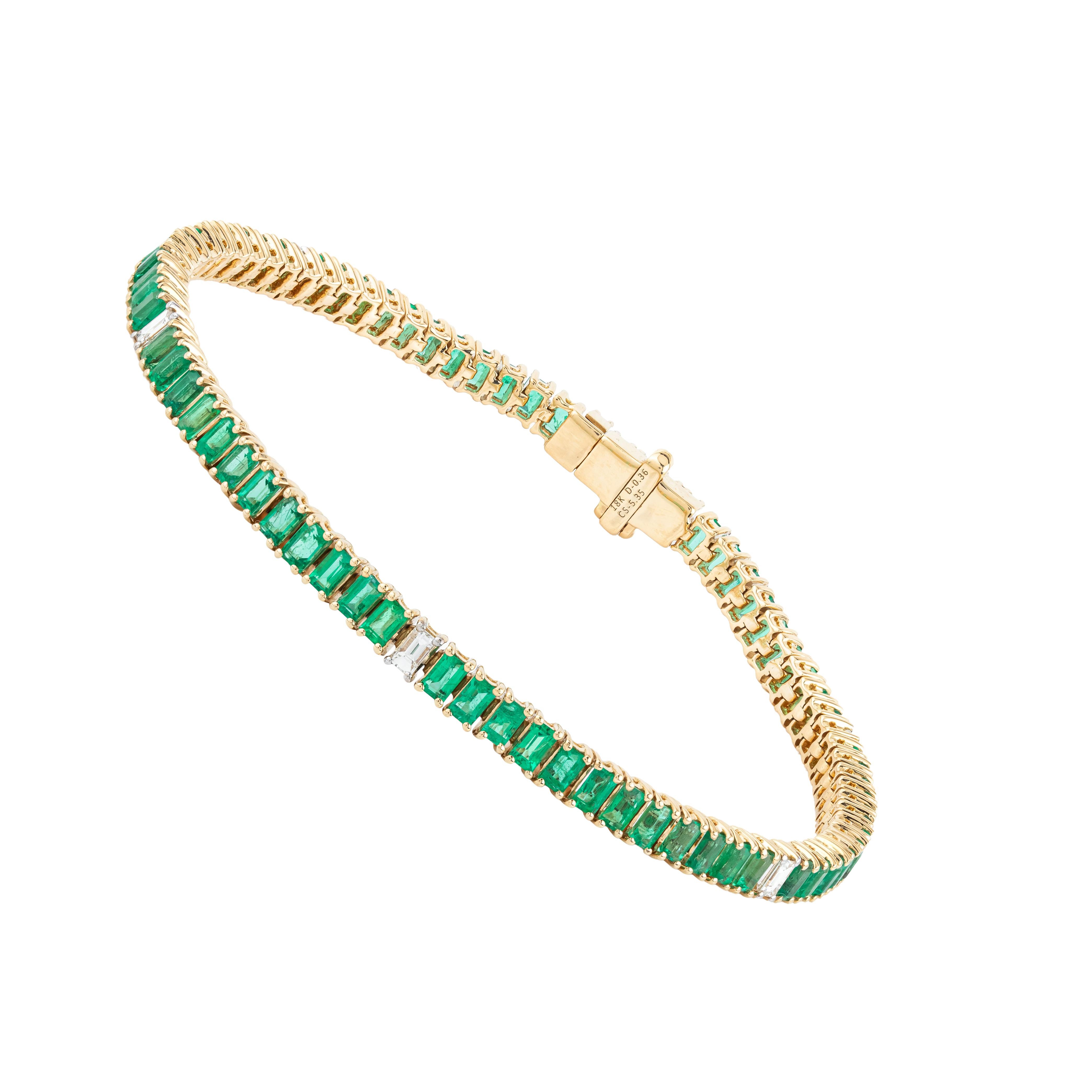 Questo bracciale tennis in oro 18 carati, che emana una raffinatezza senza tempo, sfoggia 5,71 carati di smeraldi e diamanti luminosi. Selezionate con cura per la loro limpidezza e brillantezza, le gemme sono sapientemente disposte per creare un