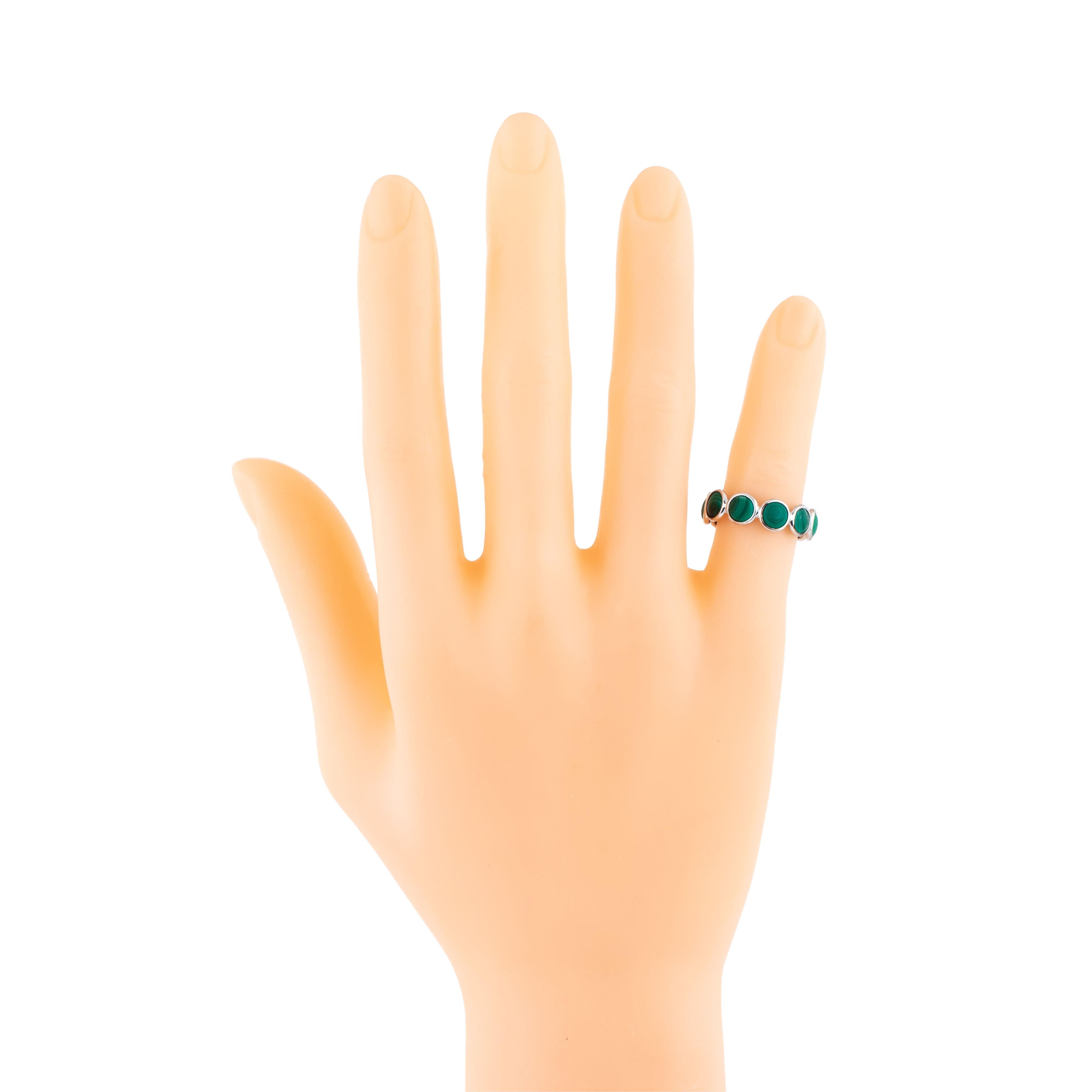 18 Karat Gold 5.77 Carat Malachite Infinity Band Ring In New Condition For Sale In Jaipur, IN