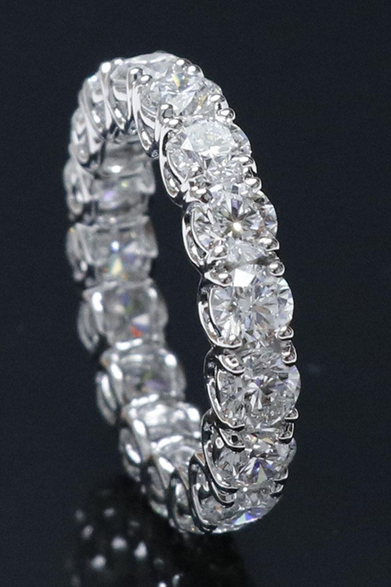 Moderne Anneau d'éternité en diamant taille brillant de 5,79 carats certifié GIA E VVS1 en vente