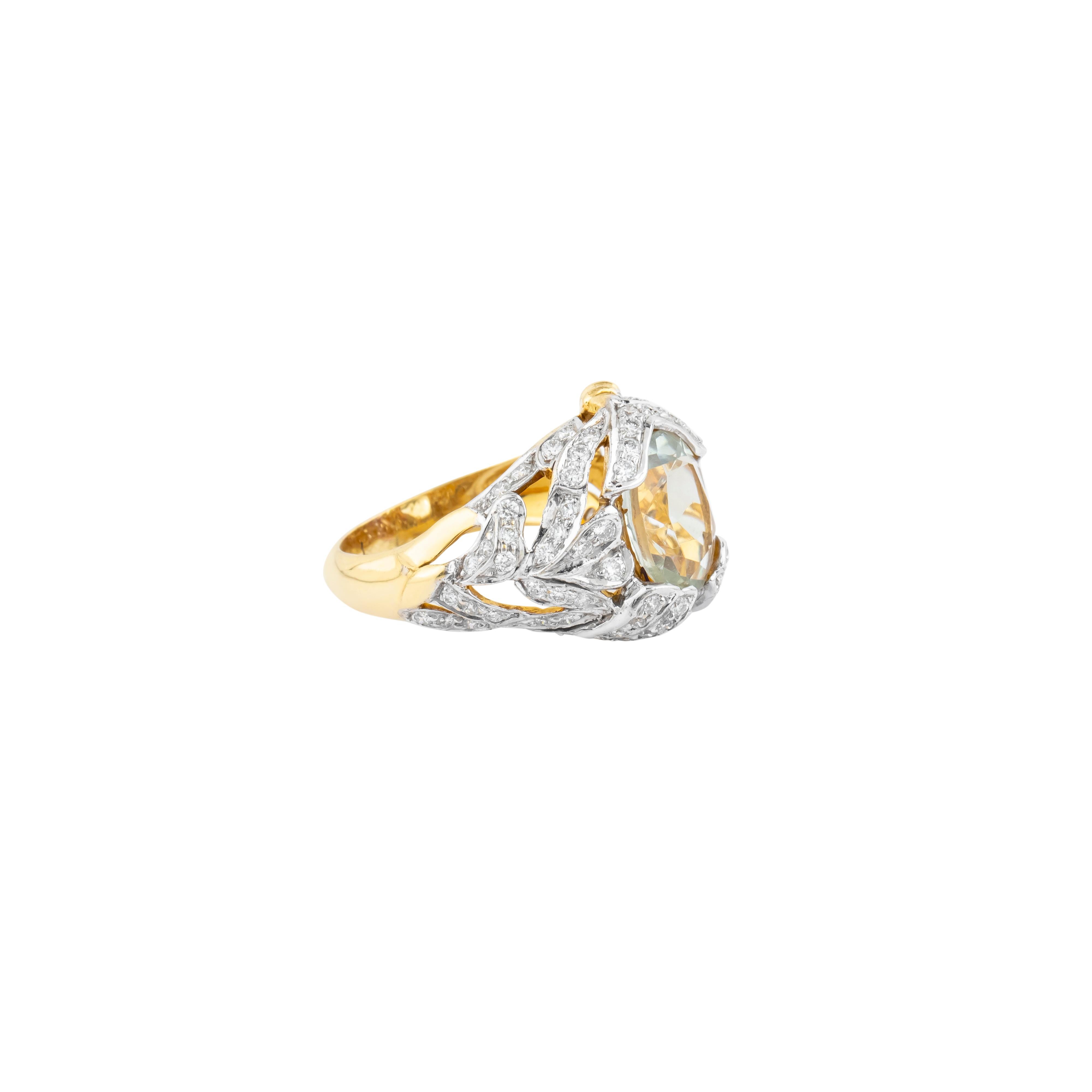 Mezcla fascinante de sofisticación y arte, este Anillo de Moda de Oro de 18 Kilates con Amatista Verde y Diamante es un testimonio de exquisita artesanía. Anclando el diseño hay una cautivadora amatista verde de 6 quilates, expertamente facetada