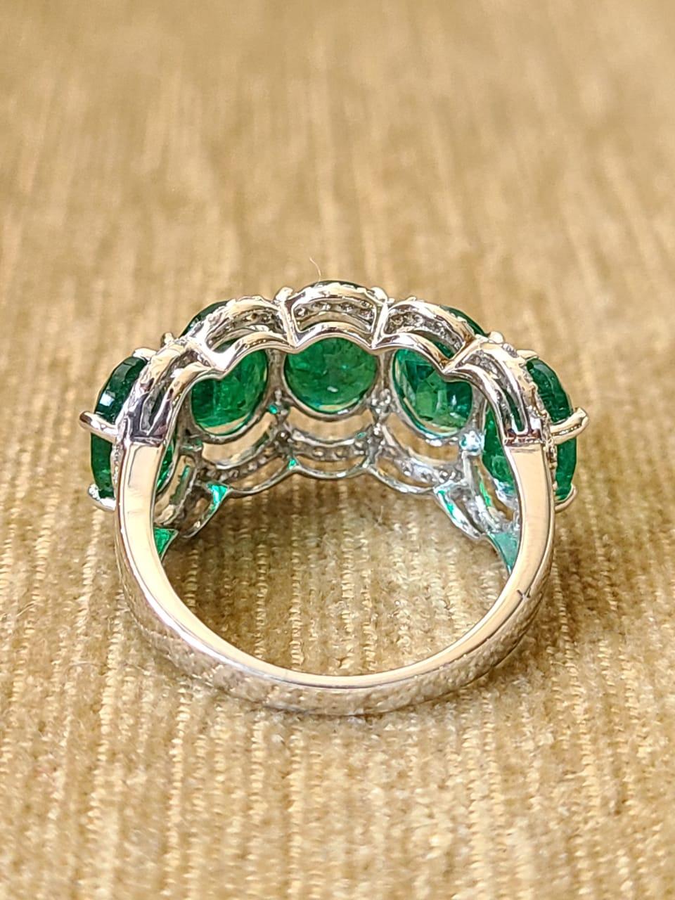 18 Karat Gold, 6.12 Carats Emerald and Diamonds Band Ring In New Condition In Hong Kong, HK