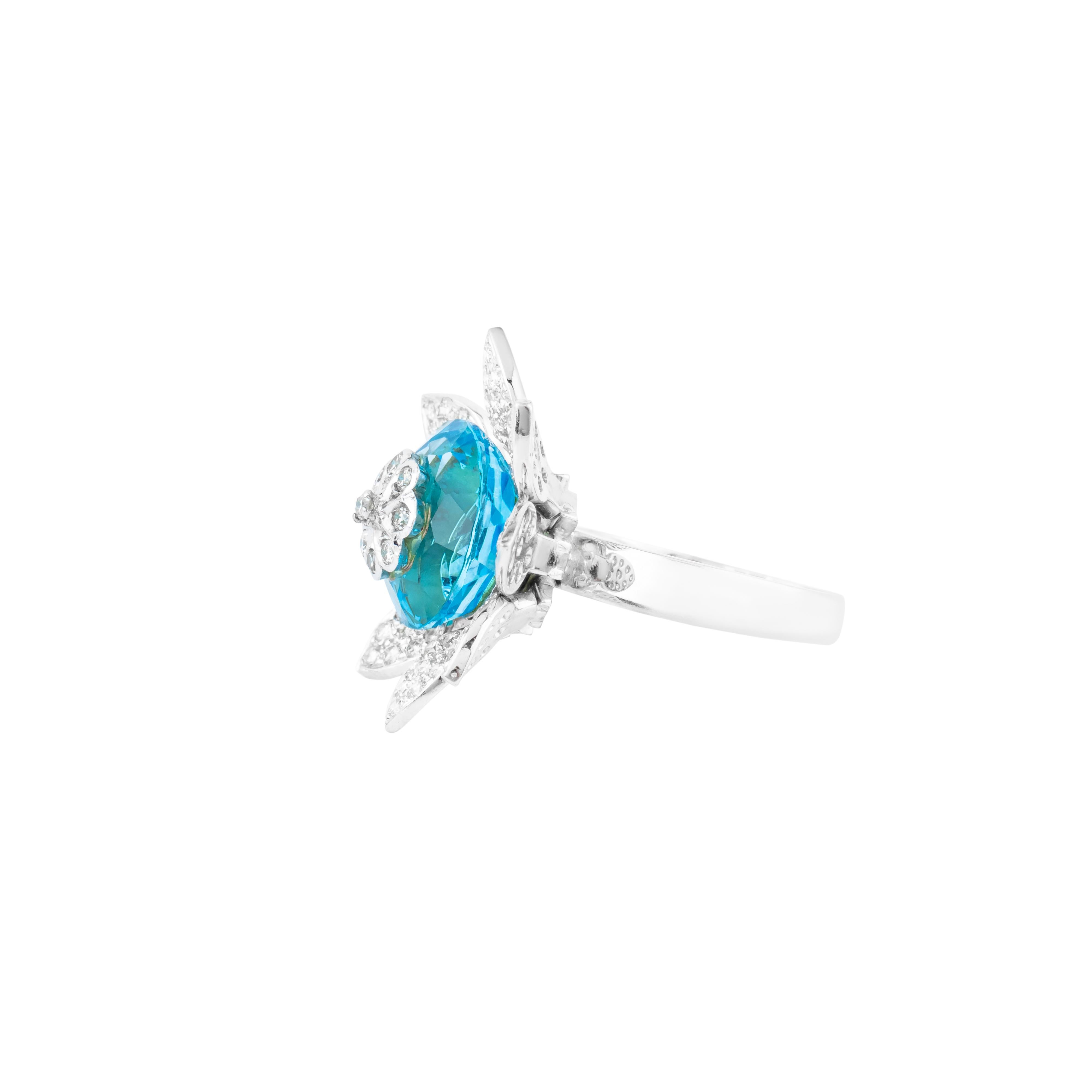 Brilliant Cut 18 Karat Gold 6.64 Carats Blue Topaz and Diamond Fashion Ring For Sale