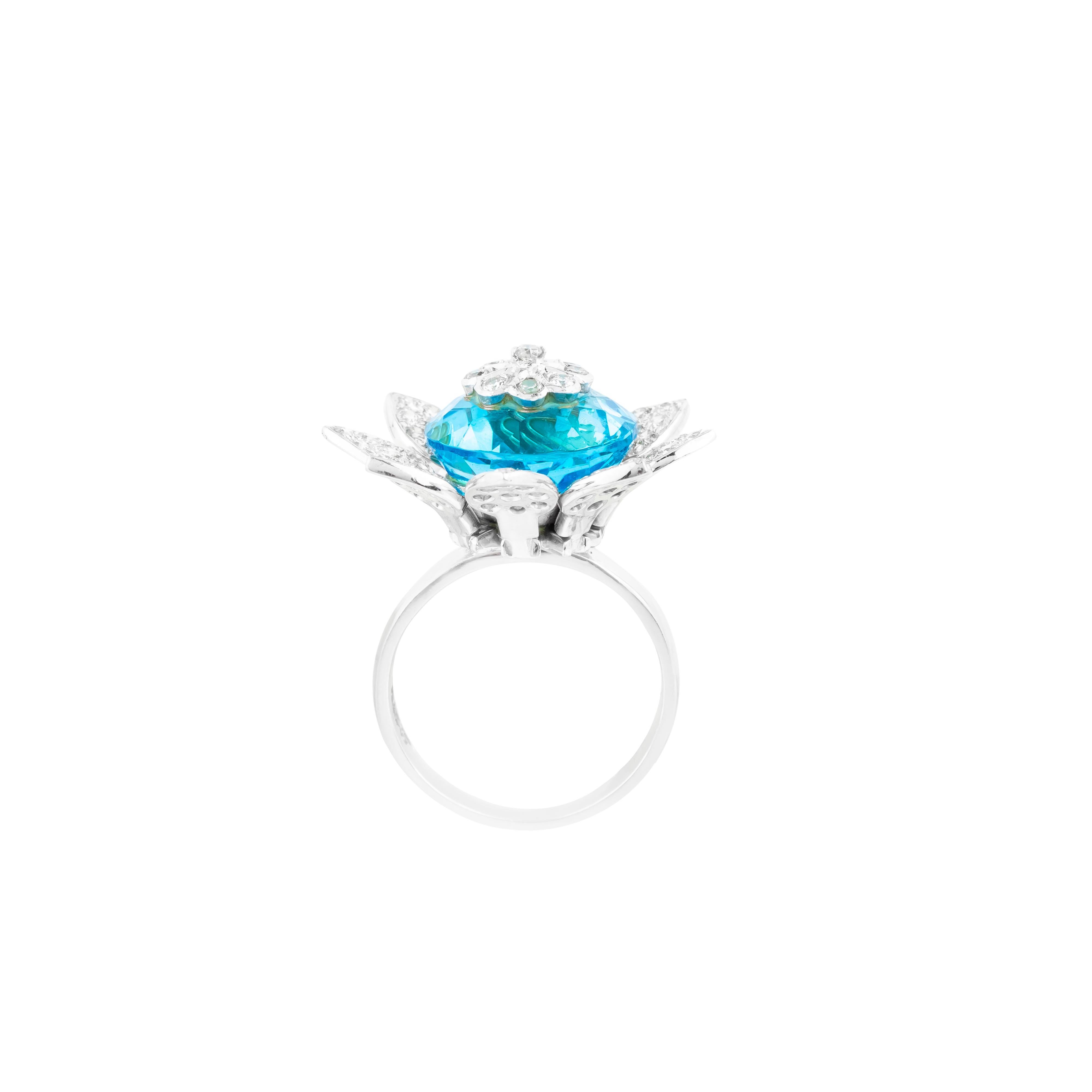18 Karat Gold 6.64 Carats Blue Topaz and Diamond Fashion Ring In New Condition For Sale In Jaipur, IN