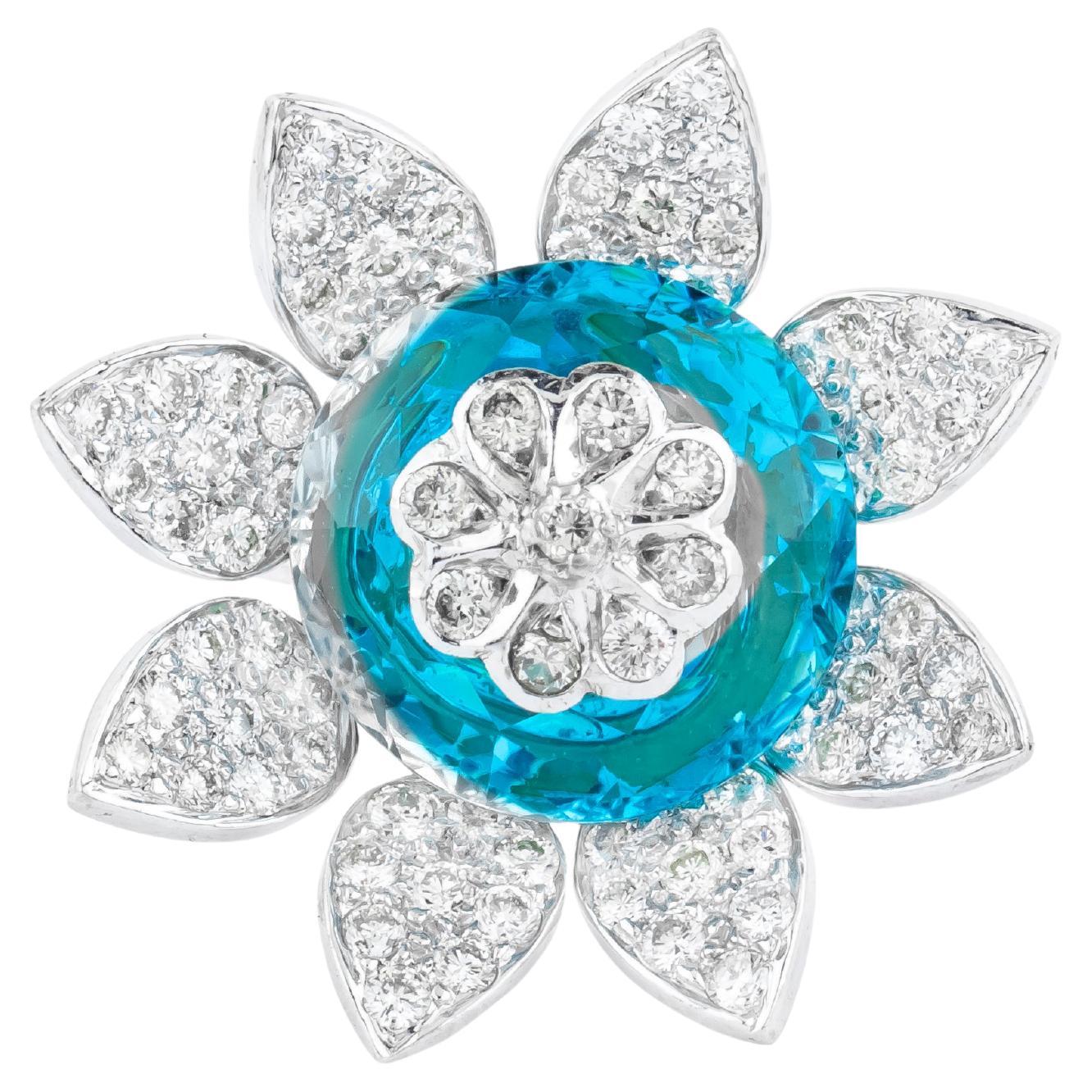 18 Karat Gold 6.64 Carats Blue Topaz and Diamond Fashion Ring