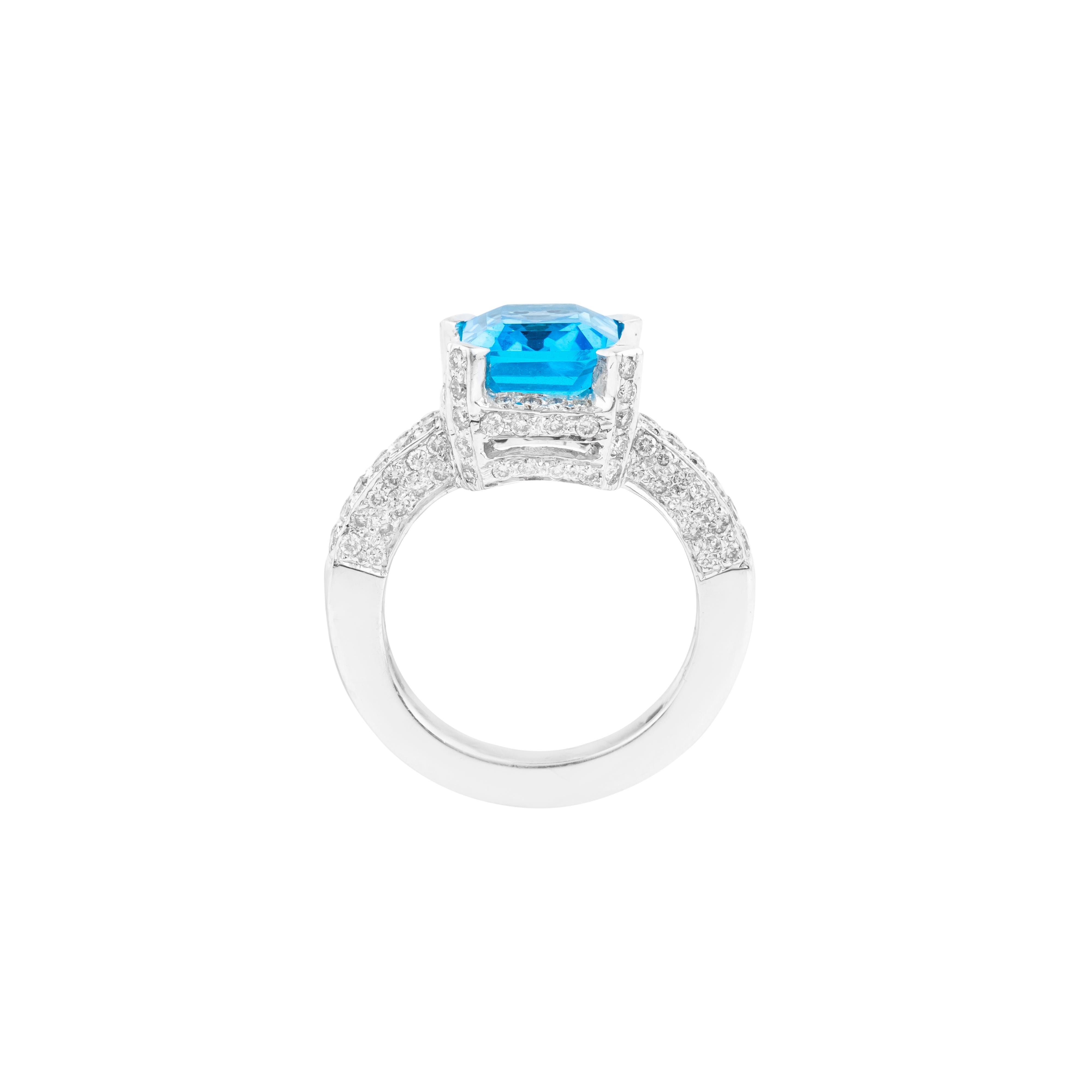 18 Karat Gold 6.71 Carats Blue Topaz and Diamond Fashion Ring In New Condition For Sale In Jaipur, IN