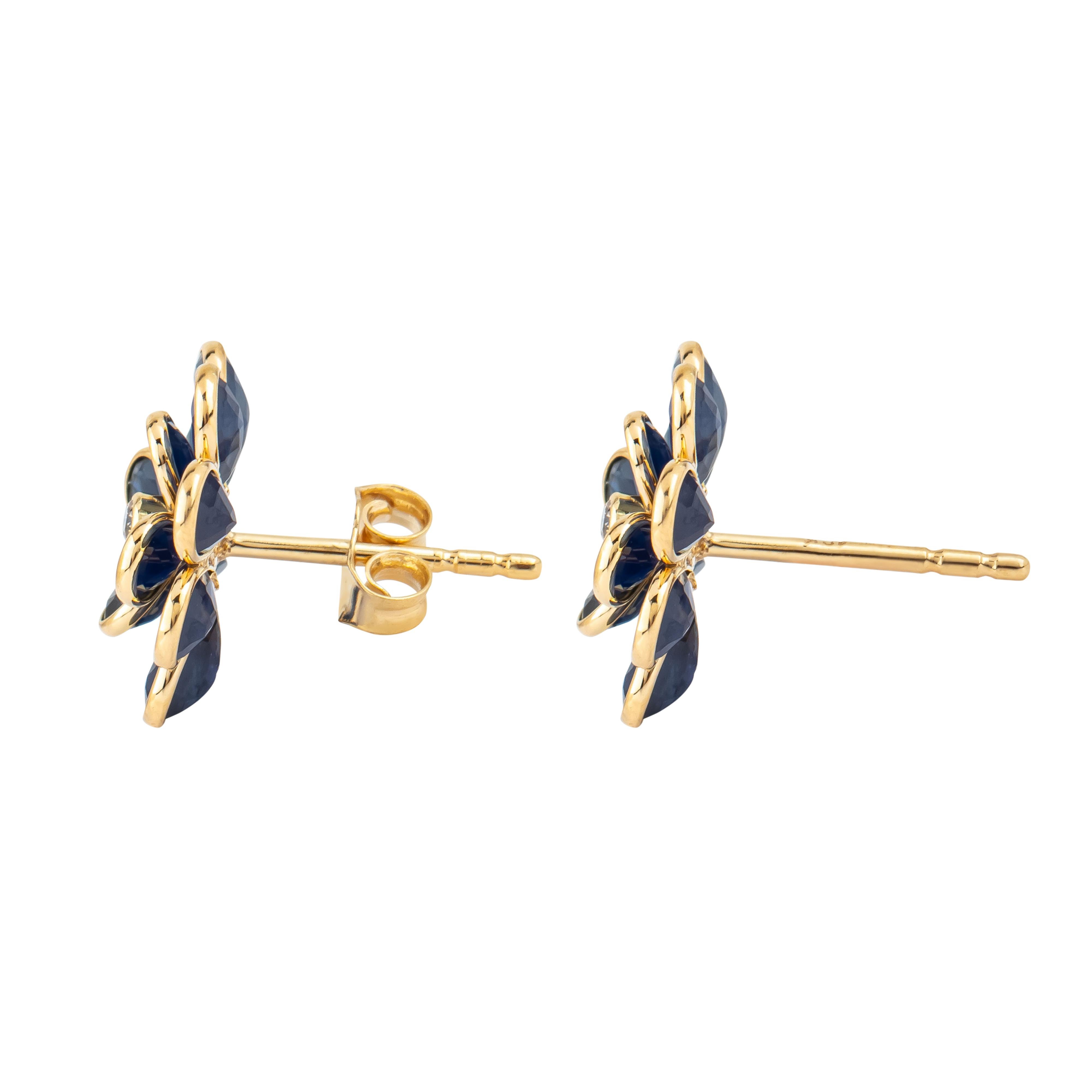 18 Karat Gold 6.76 Carat Diamond and Sapphire Fashion Stud Earrings In New Condition For Sale In Jaipur, IN