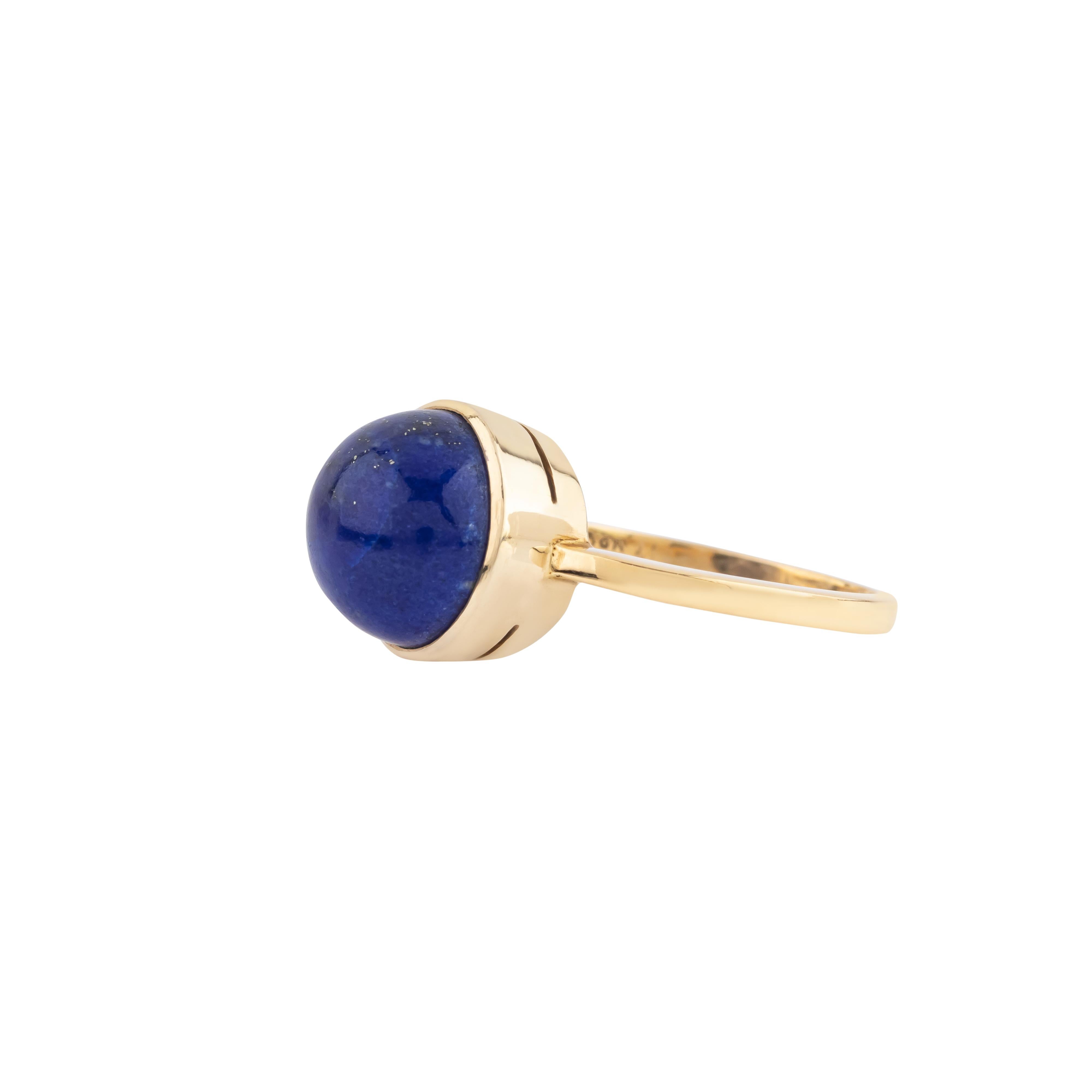 An embodiment of artistic elegance, the 18 Karat Gold 6.83 Carat Lapis Lazuli Solitaire Ring showcases the profound allure of nature’s finest materials. The centerpiece of this striking design is a 6.83 carat lapis lazuli, meticulously cut to reveal